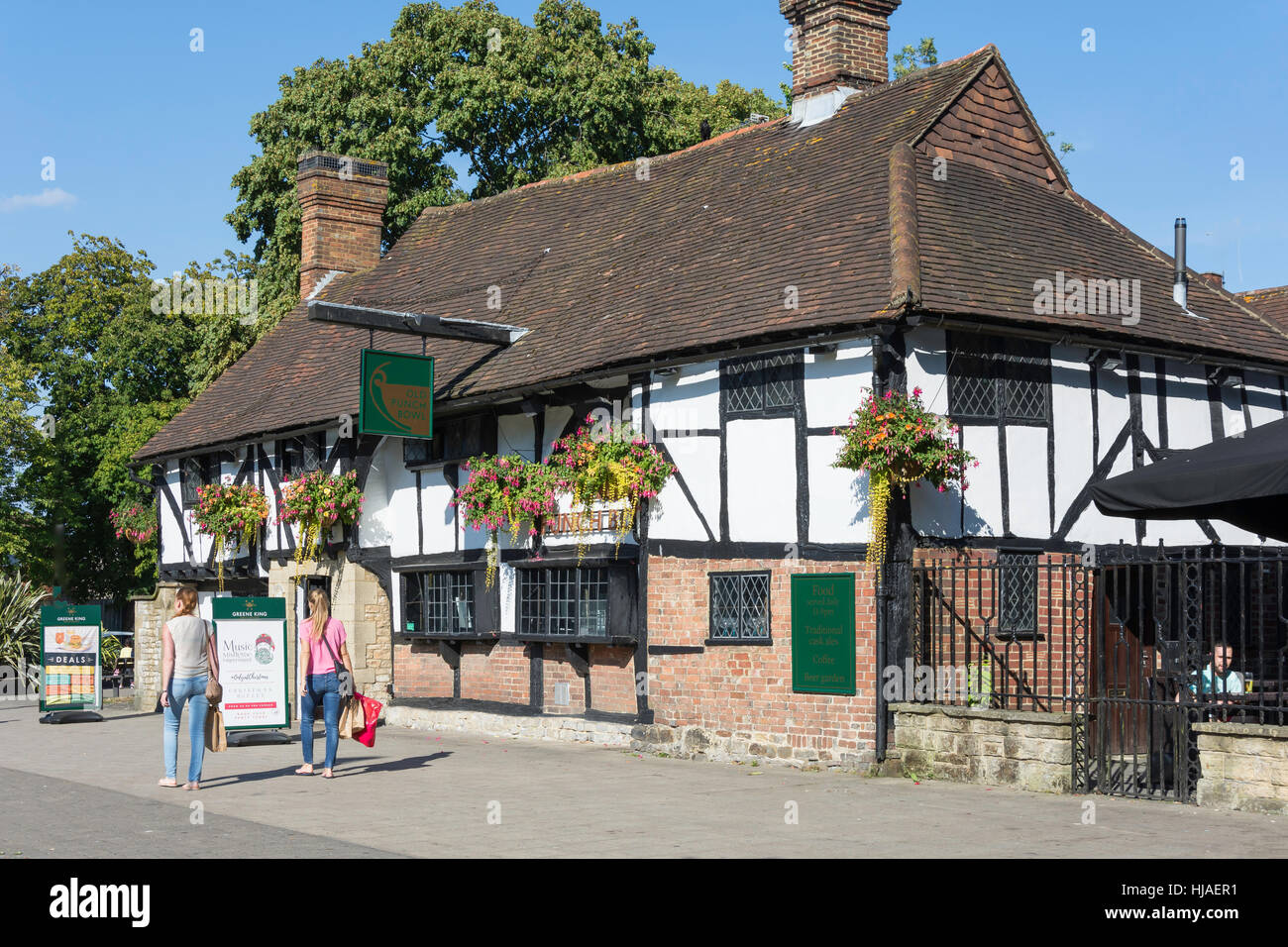 Xv secolo il vecchio Punch Bowl Pub, High Street, Crawley, West Sussex, in Inghilterra, Regno Unito Foto Stock