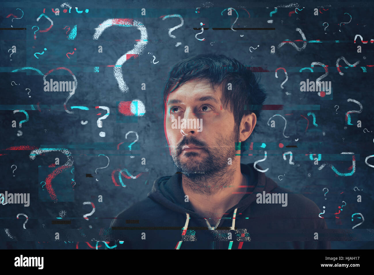 Confuso uomo con così tante domande cercando la risposta ai suoi problemi, digital glitch effetto aggiunto in post-produzione Foto Stock
