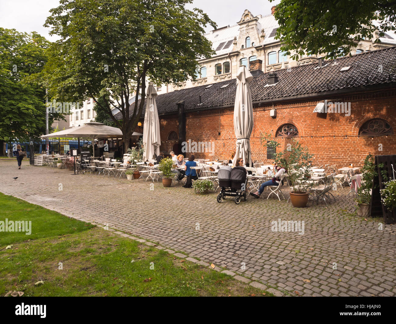 Kirkeristen dietro al Duomo nel centro di Oslo Norvegia, una galleria di negozi e di un parco con ristoranti e piccoli negozi Foto Stock