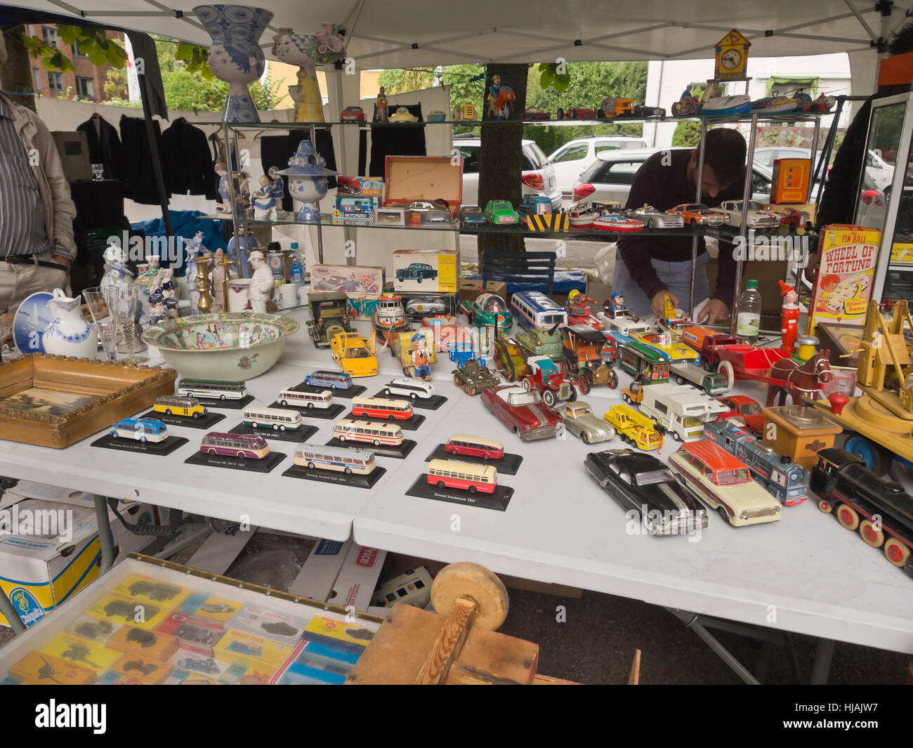 Vestkanttorget, Oslo Norvegia, settimanale mercato delle pulci e bancarelle di antiquariato di sabato con una variegata selezione Foto Stock