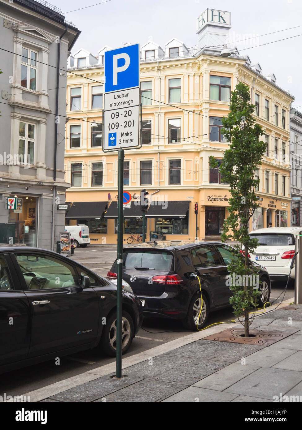 Parcheggio in strada in Bogstadveien Oslo Norvegia con punti di ricarica per auto elettriche, segno di traffico con caricabile priorità del veicolo Foto Stock