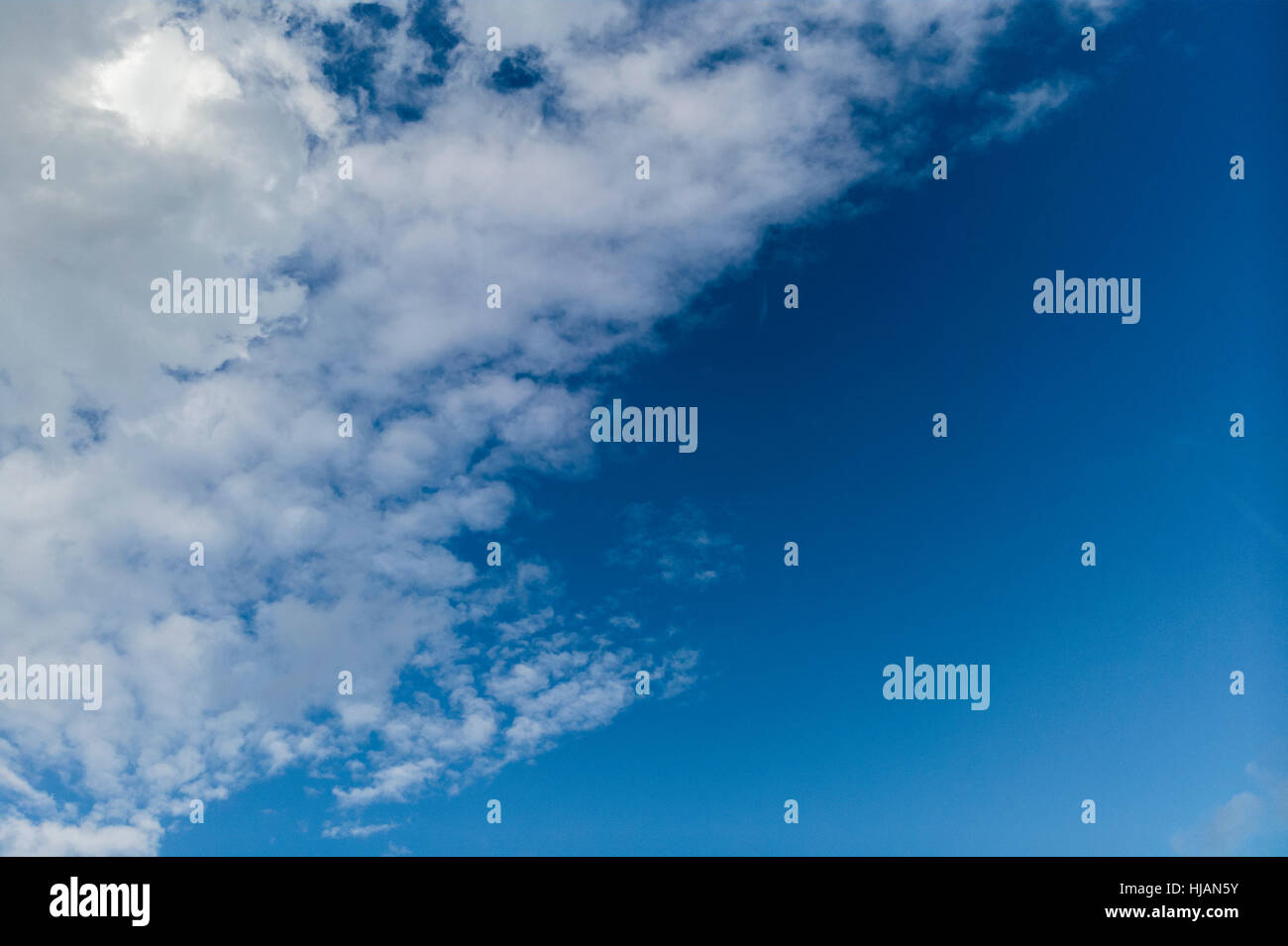 Cloudscape su una giornata uggiosa con copia spazio. Foto Stock
