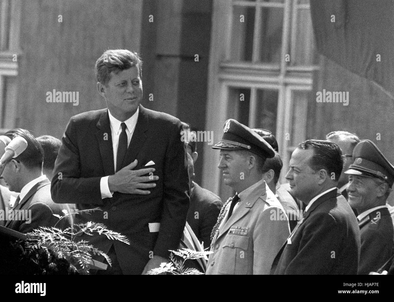 Il presidente statunitense John Fitzgerald Kennedy durante il suo discorso alla Schöneberger municipio (26.06.1963) dove ha detto il famoso e leggendario frase in tedesco "Ich bin ein Berliner' per articolare la sua vicinanza alla gente della città divisa. Foto Stock