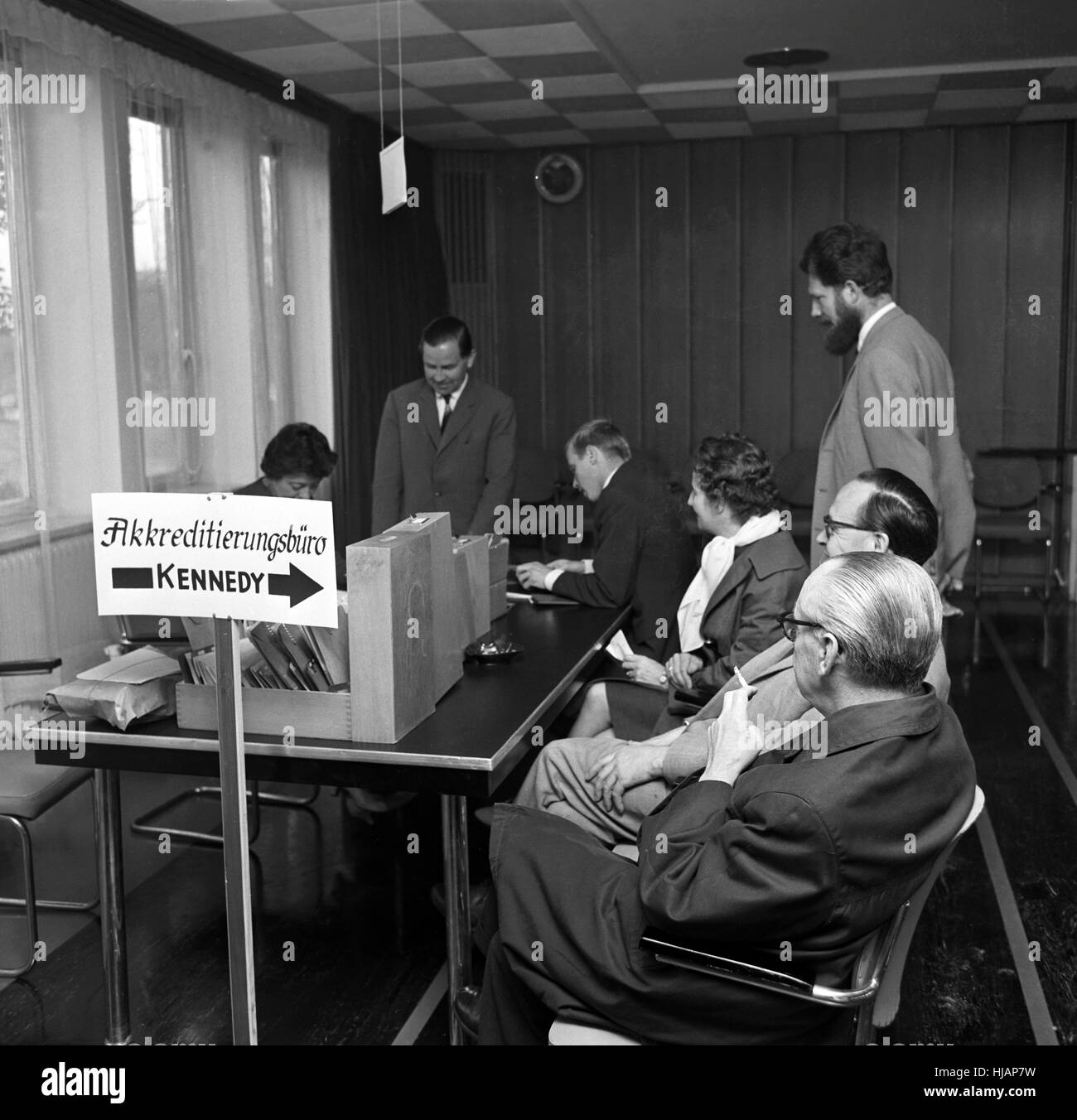 I giornalisti sono in attesa di ricevere gli abbonamenti speciali e le linee guida per l'imminente visita del presidente statunitense John Fitzgerald Kennedy, il 20 luglio 1963, presso l' Ufficio di accreditamento Kennedy" presso l'ufficio stampa e informazione del governo federale di Bonn. Foto Stock