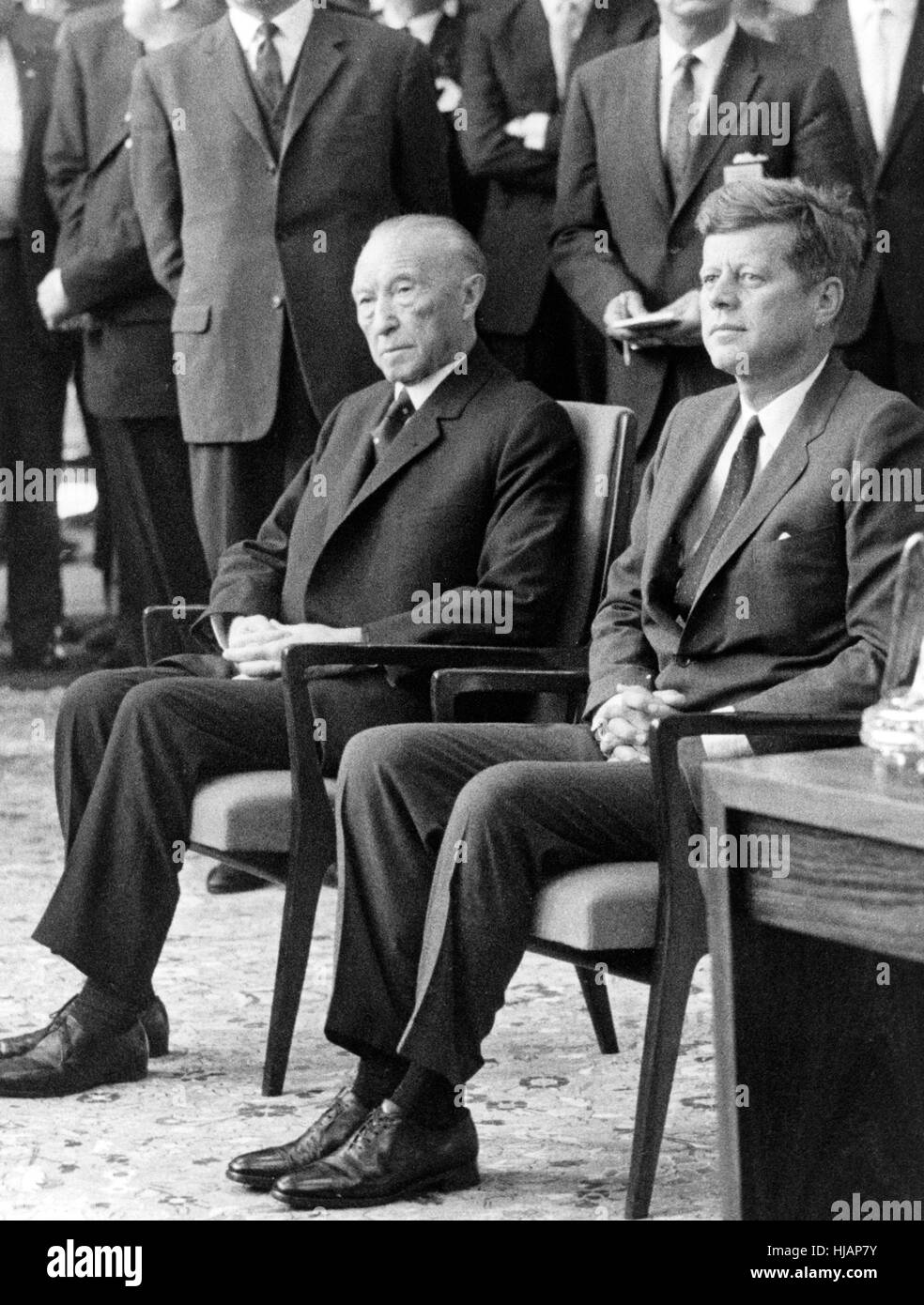 Il presidente statunitense John Fitzgerald Kennedy (r) e il Cancelliere federale Konrad Adenauer (l) durante un ricevimento presso il municipio di Colonia, il 23 giugno 1963, corto dopo Kennedy arrivo all aeroporto di Colonia-Bonn. Il presidente è stato in visita nella Repubblica federale per quattro giorni. Foto Stock