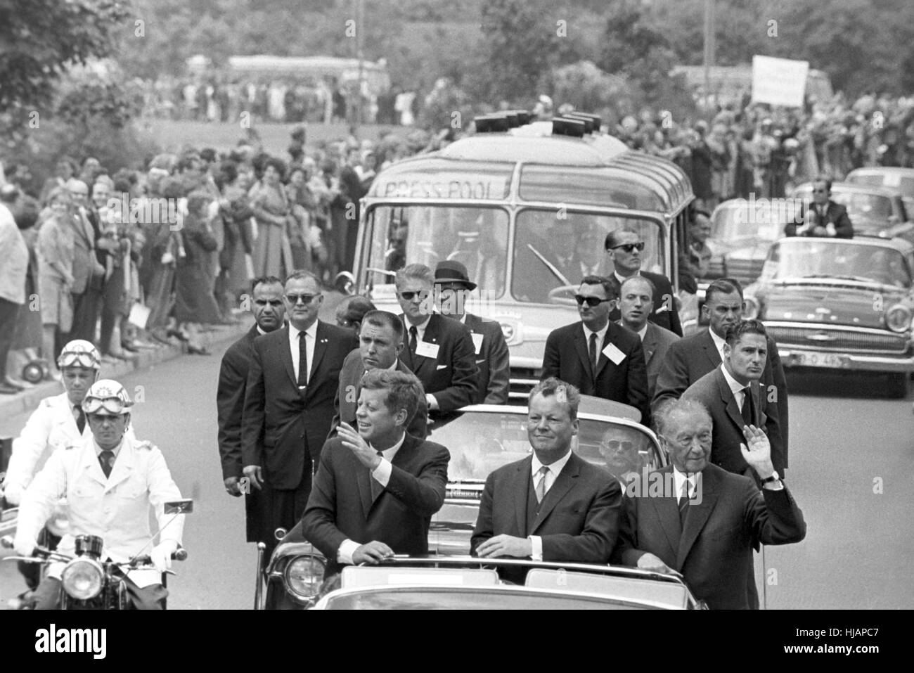 Il presidente statunitense John Fitzgerald Kennedy il 26 giugno 1963 a Berlino nell'aprire Lincoln Limousine con sindaco Willy Brandt (M) e il Cancelliere tedesco Konrad Adenauer (r). Foto Stock
