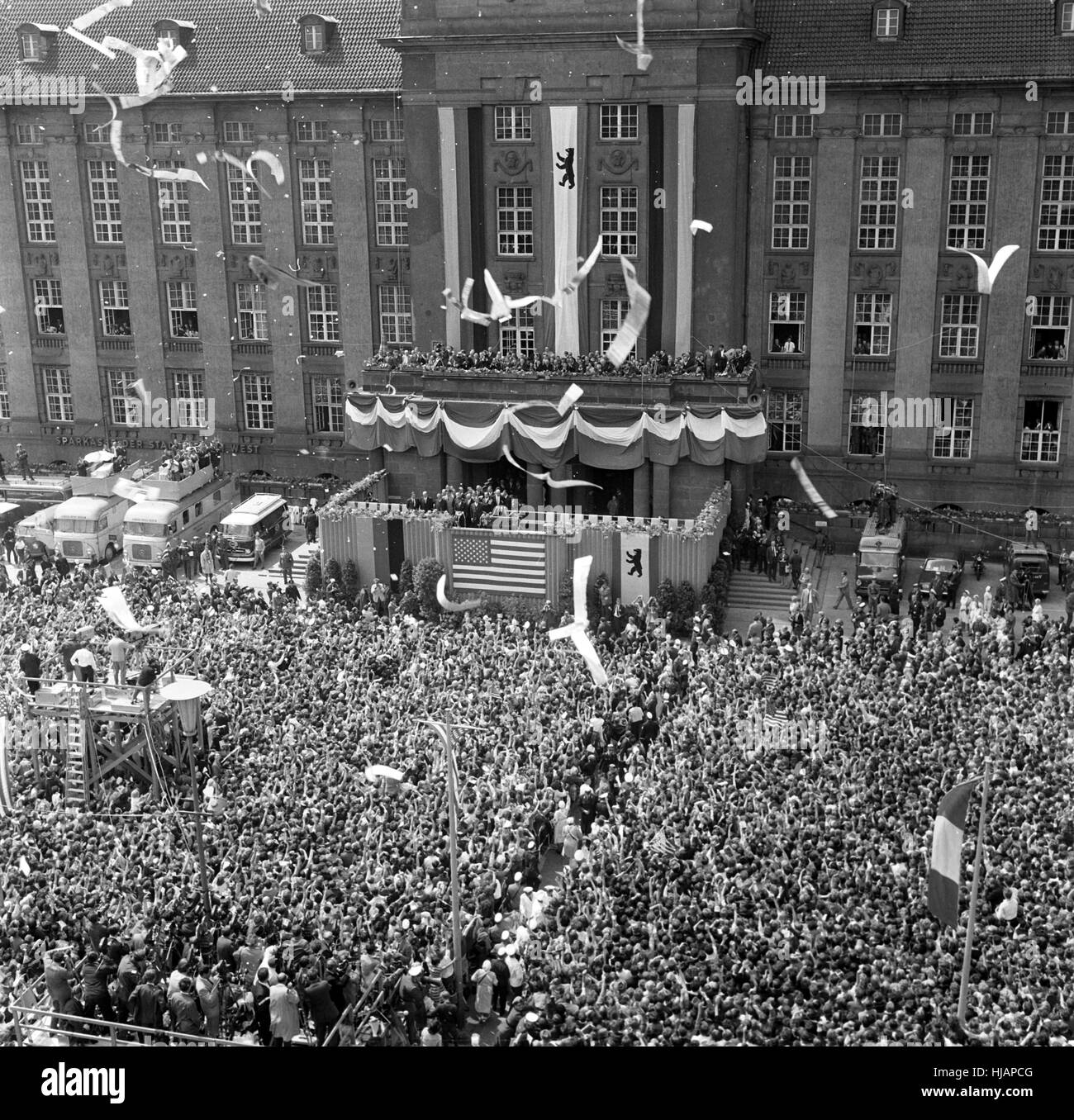 Vista sul posto di fronte al municipio Schöneberg di Berlino ovest, dove decine di migliaia di persone sono in attesa del 23 giugno 1963 ad allietare il presidente americano John Fitzgerald Kennedy e che disciplinano il sindaco Willy Brandt. Foto Stock