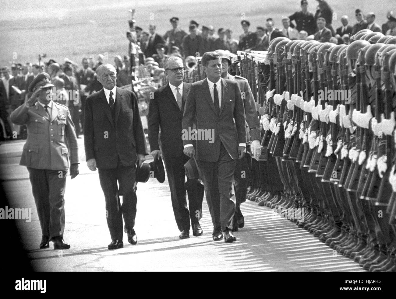 Il presidente John F. Kennedy sono arrivati il 23 giugno 1963 in Germania . A sinistra il Cancelliere Konrad Adenauer. Foto Stock