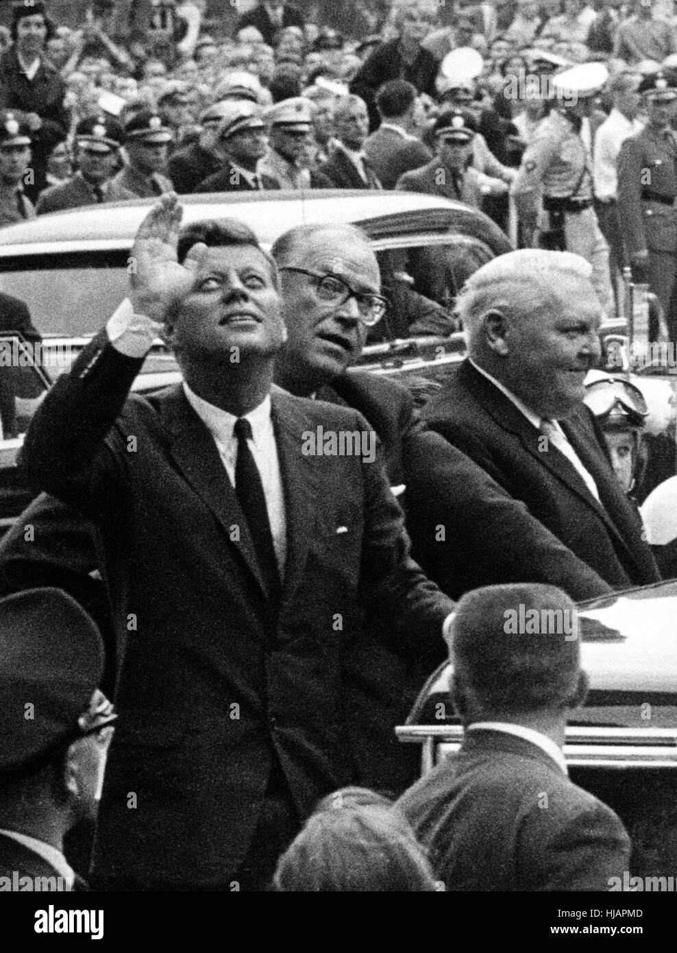 Una folla di gente prende addio del presidente americano John Fitzgerald Kennedy (l-r), insieme con la Hesse Primo Ministro Georg August Zinn ed economia federale Ministro e Vice Cancelliere Ludwig Erhard, il 25 giugno 1963 di fronte Paulskirche, in una chiesa di Francoforte sul Meno. Il presidente è stato in visita in Germania per quattro giorni. Foto Stock