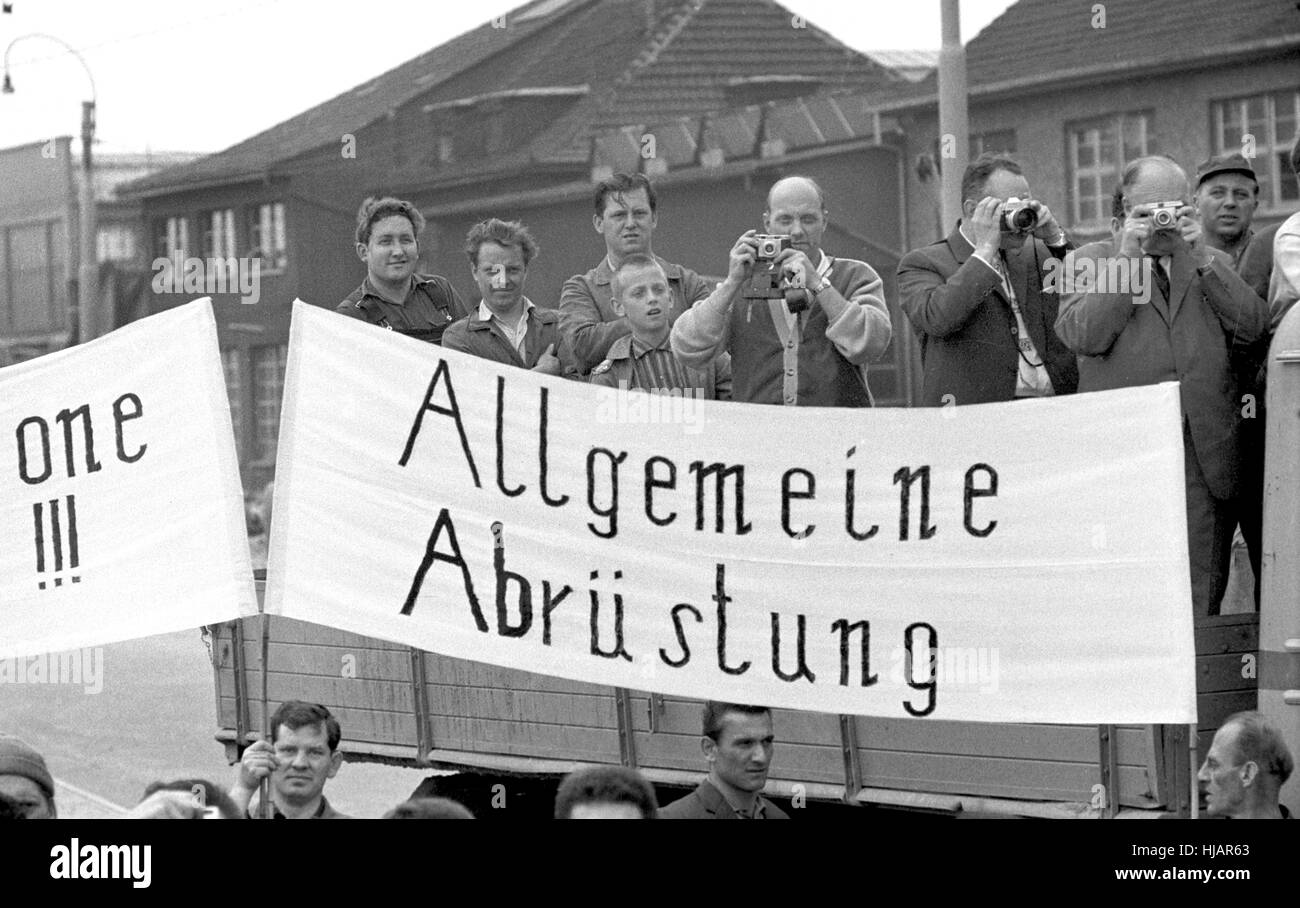 I dimostranti chiedono il disarmo. Dopo la visita di una NATO parata militare a base di aria Langendiebach vicino a Hanau il 25 giugno 1963 JFK ha guidato in un aperto limousine da Hanau a Francoforte accompagnato dal vice cancelliere Ludwig Erhard e Assia membro premier Zinn. Foto Stock