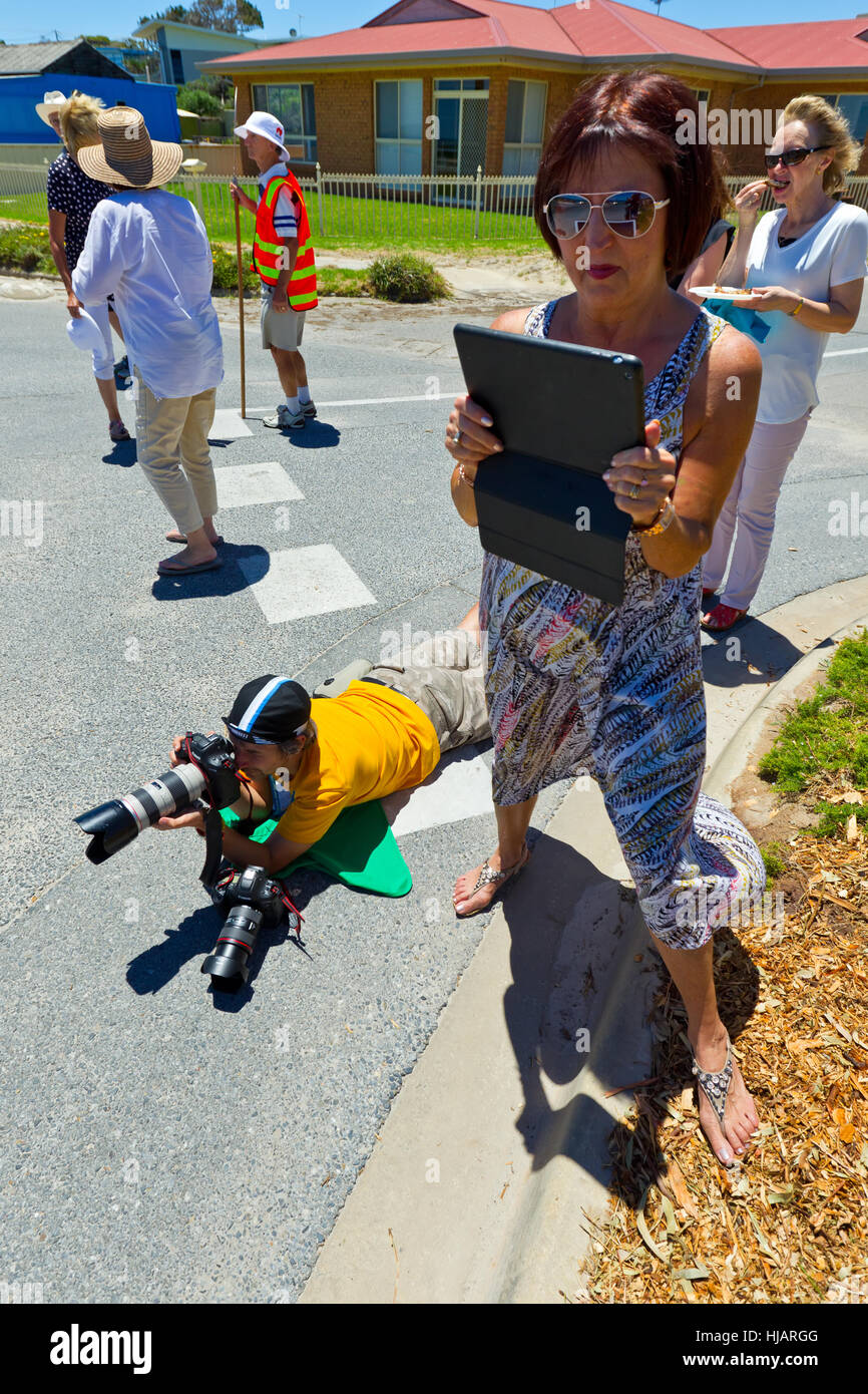Tour Down Under TDU Santos cycling bike race pedalando folla Aldinga beach South Australian Australia sport eventi sportivi Foto Stock
