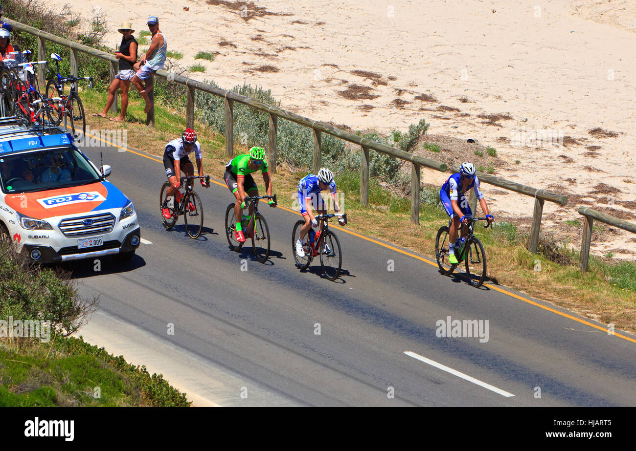 Tour Down Under TDU Santos cycling bike race pedalando folla Aldinga beach South Australian Australia sport eventi sportivi Foto Stock