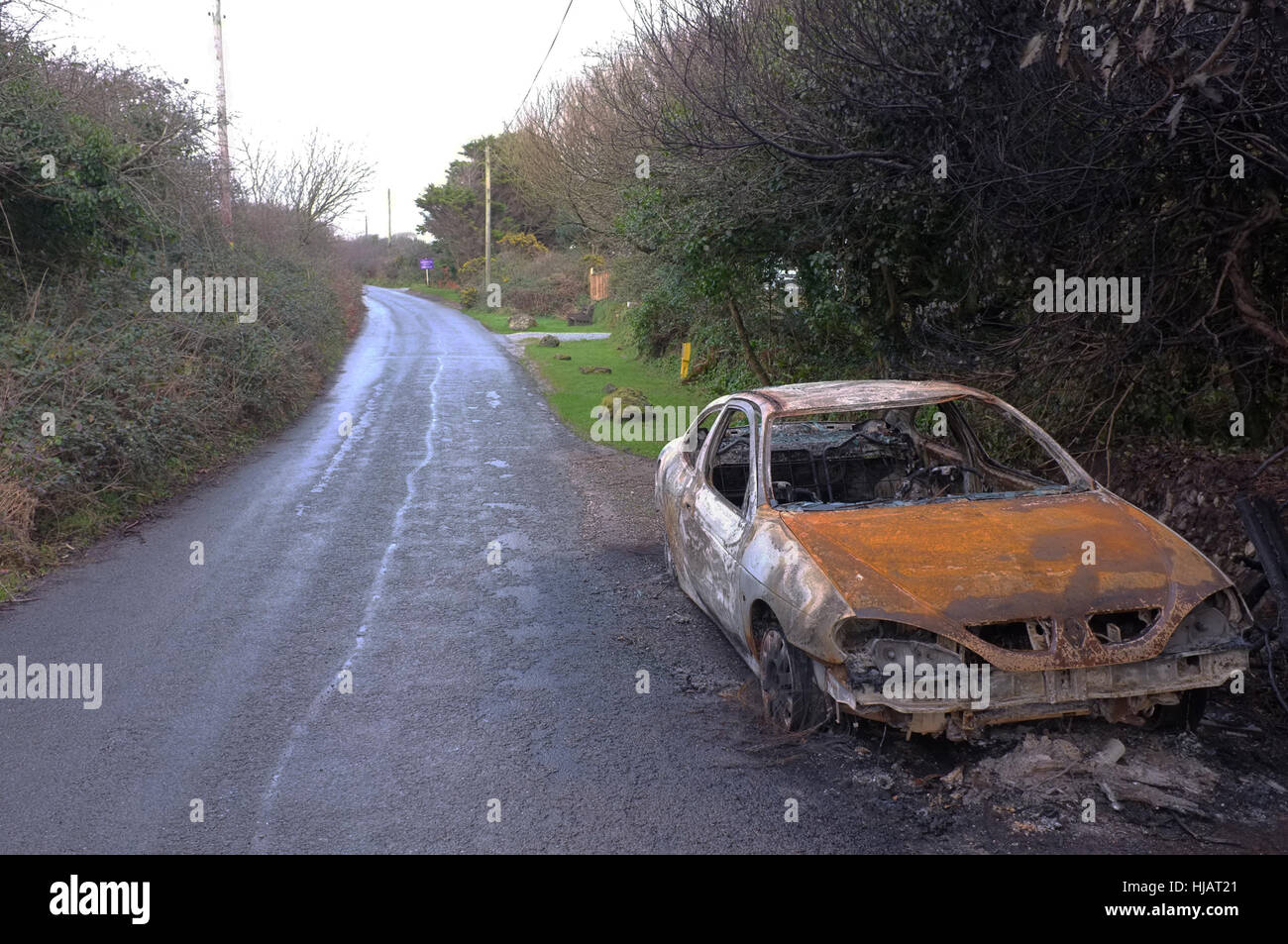 Un bruciato auto sulla strada appena fuori Sant Agnese, Cornwall. Foto Stock