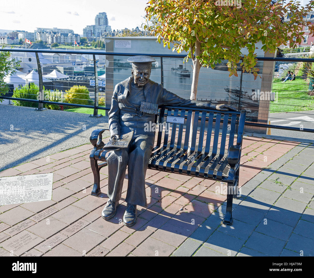 Arte di strada di un uomo seduto su una panchina Victoria, Isola di Vancouver, British Columbia, Canada Foto Stock