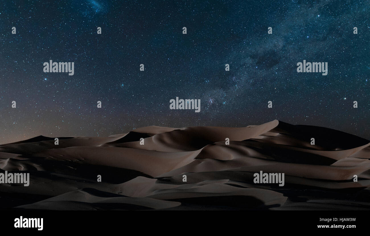 Vista delle dune sotto il cielo stellato, Namib Desert, Namibia Foto Stock