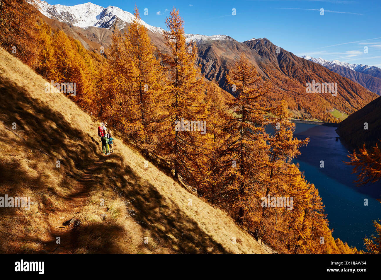 Famiglia guardando a vista, Val Senales Alto Adige - Italia Foto Stock