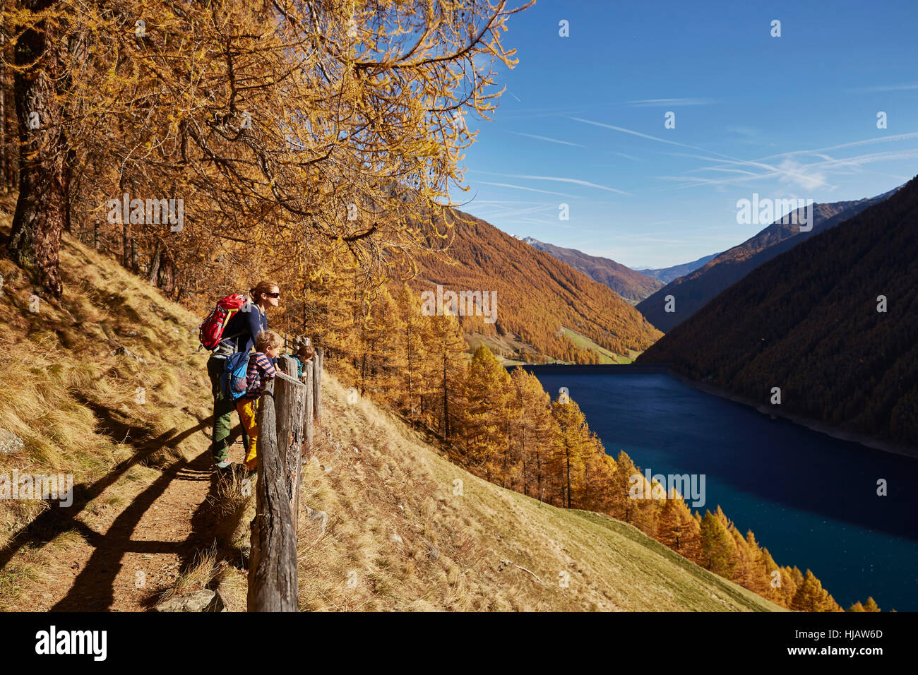 Famiglia guardando a vista, Val Senales Alto Adige - Italia Foto Stock