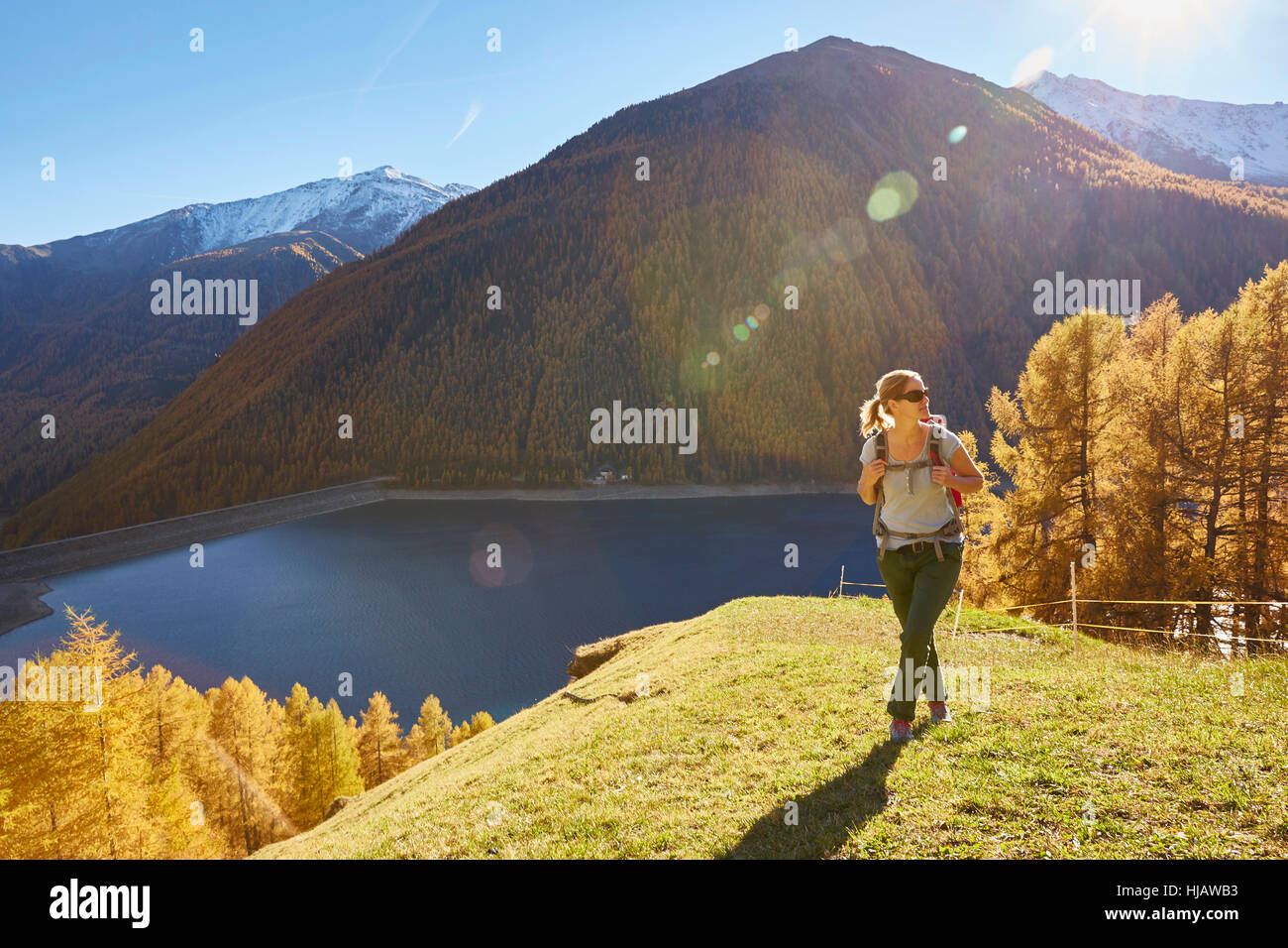 Woman Hiking, guardando a vista, Val Senales Alto Adige - Italia Foto Stock