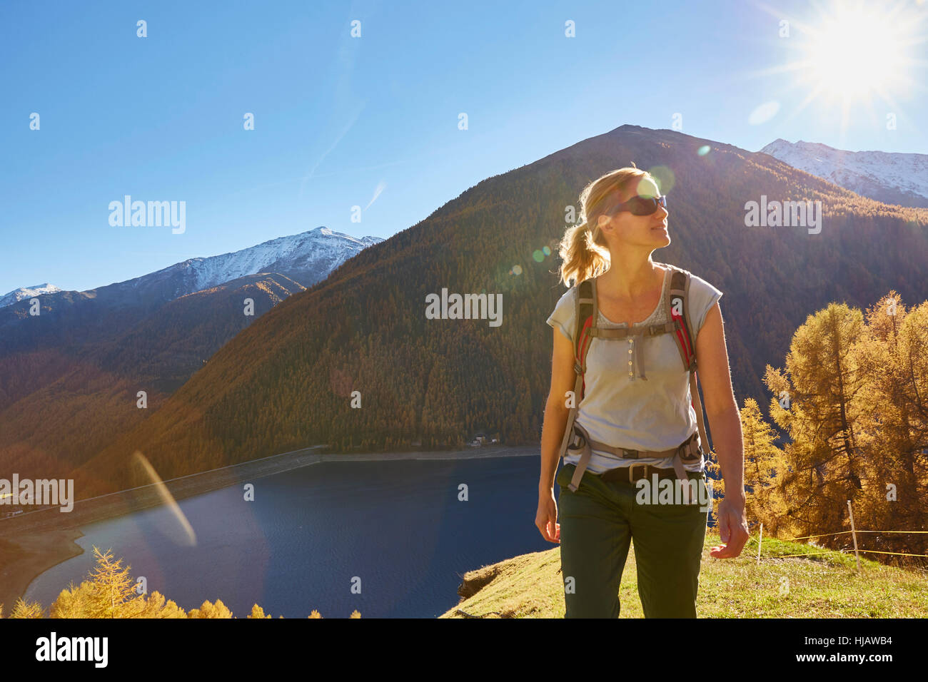 Woman Hiking, guardando a vista, Val Senales Alto Adige - Italia Foto Stock