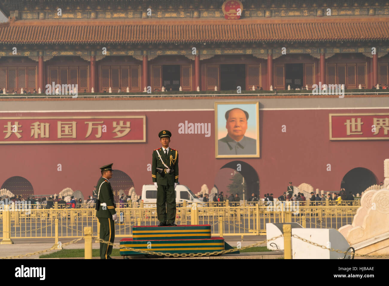 Riparo e il ritratto di Mao Zedong presso la porta di Tiananmen, Pechino, Repubblica Popolare di Cina e Asia Foto Stock