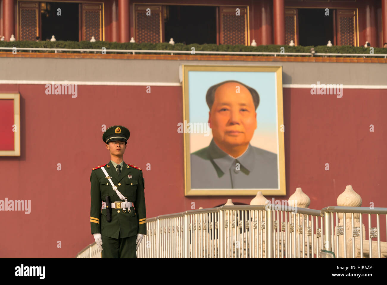 Riparo e il ritratto di Mao Zedong presso la porta di Tiananmen, Pechino, Repubblica Popolare di Cina e Asia Foto Stock