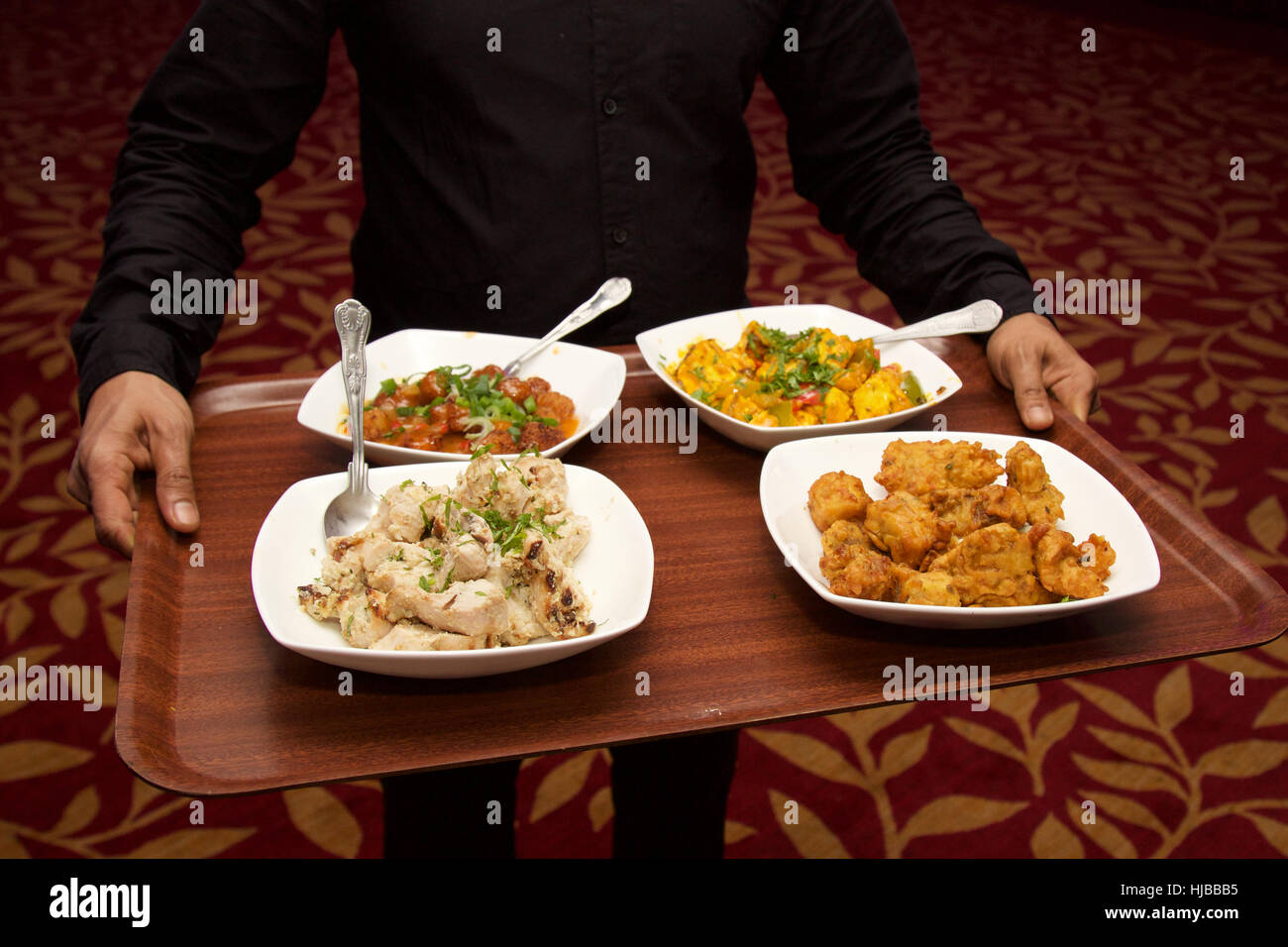 Il cibo indiano su un vassoio in ciotole Foto Stock