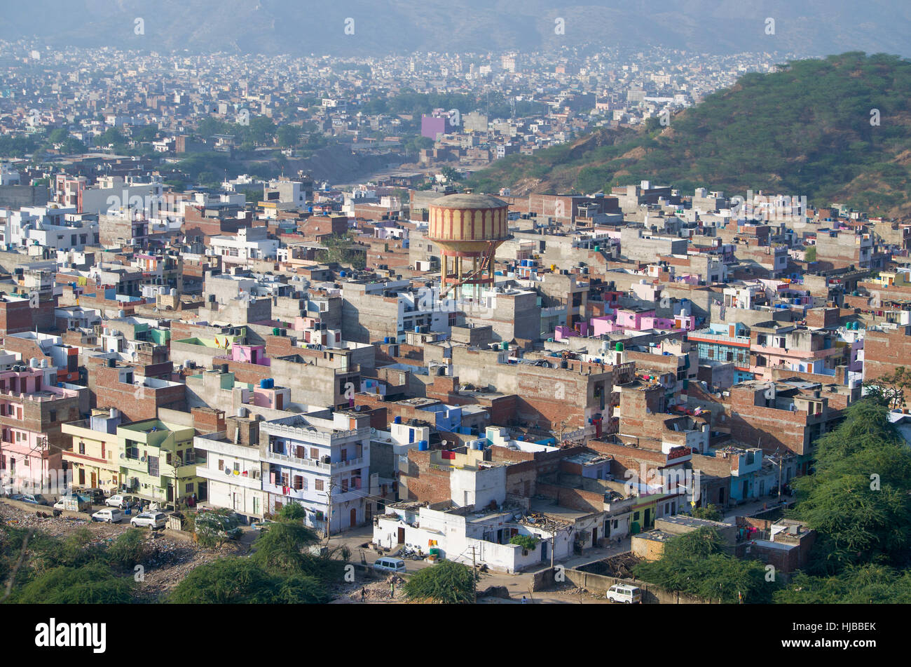 Città di Jaipur vista dall'altezza, città, Jaipur, dal di sopra, case, palazzi, architettura, costruzioni, persone, automobili Foto Stock