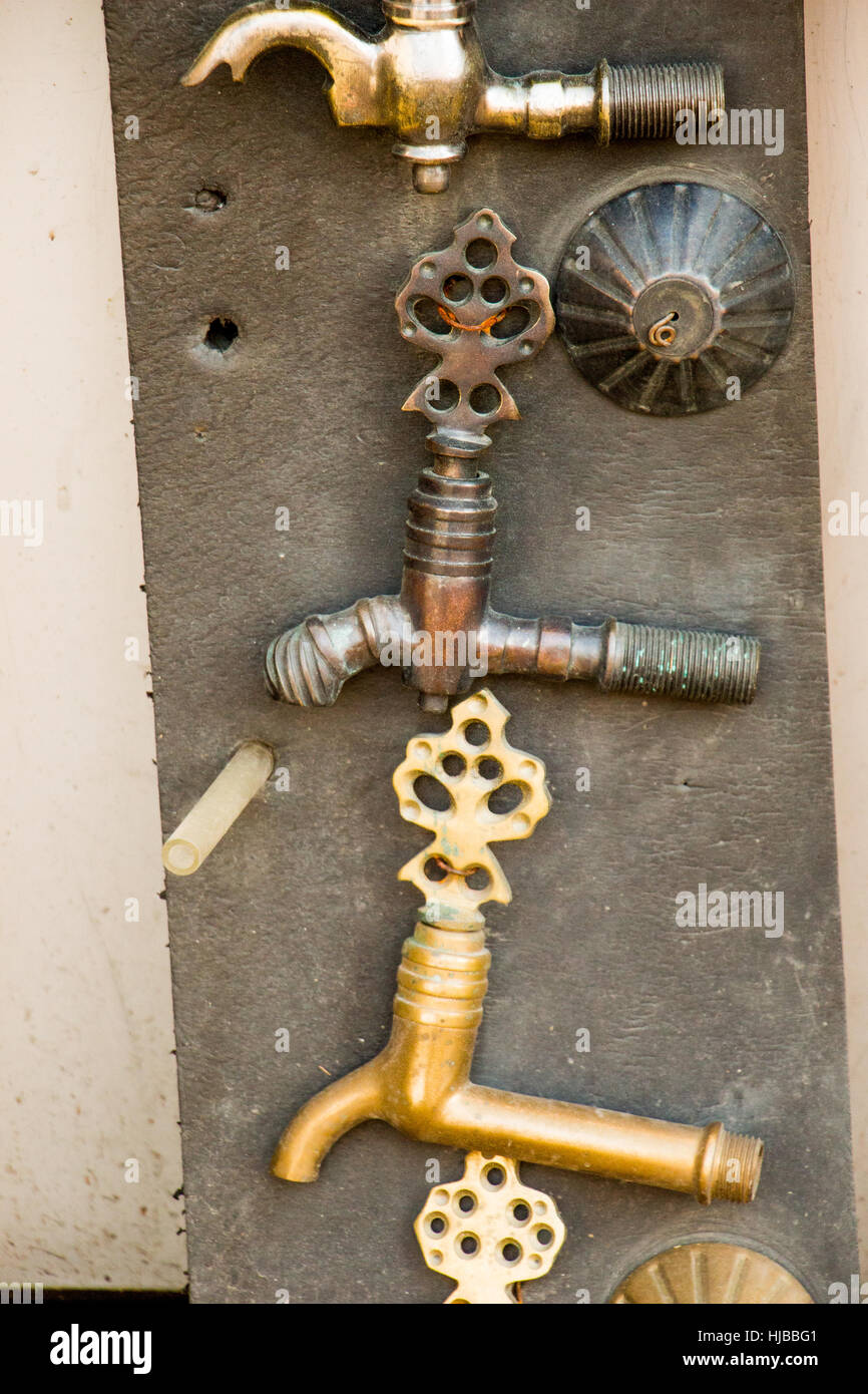 Set di turco in stile ottomano fontana antica rubinetti di acqua in vista Foto Stock