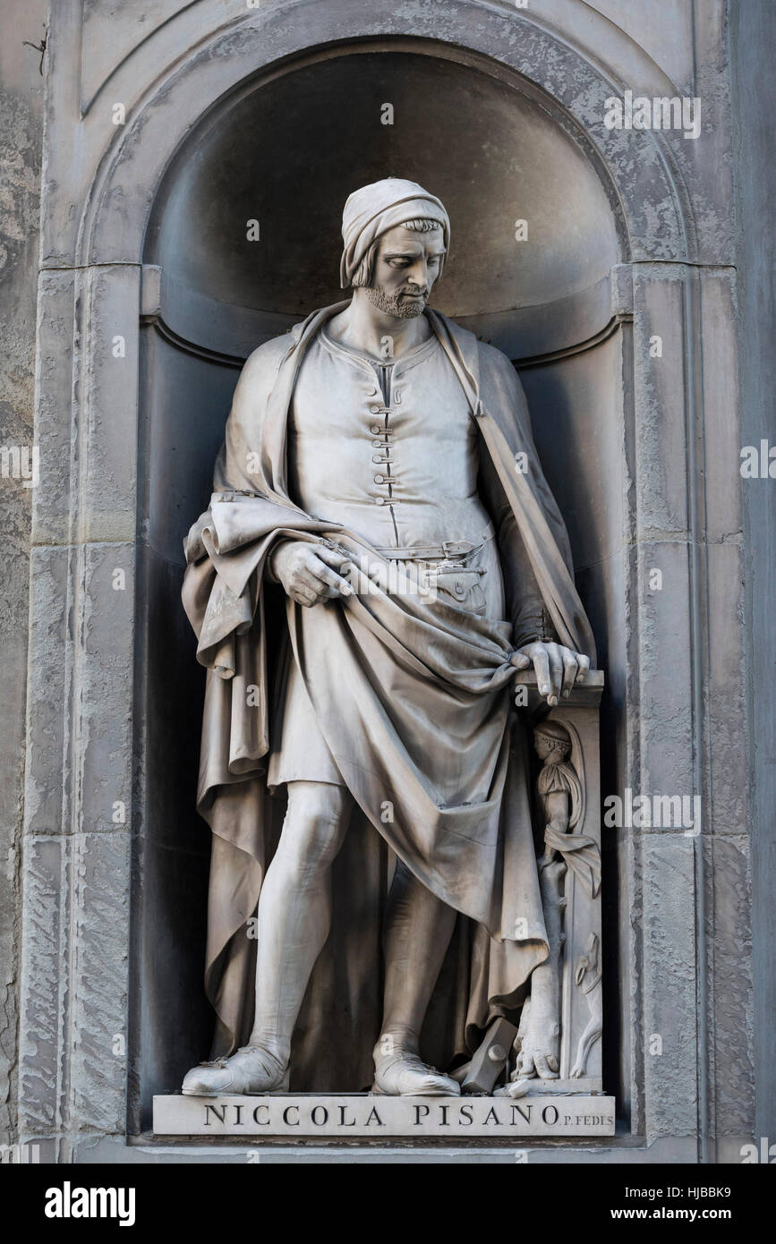 Firenze. L'Italia. Statua di Nicola Pisano (ca. 1220/1225-ca. 1284), scultore italiano, la Galleria degli Uffizi. Foto Stock