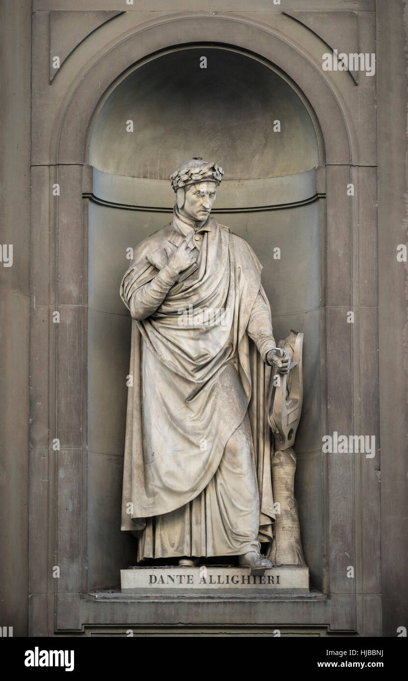 Firenze. L'Italia. Statua di Dante Alighieri (ca. 1265-1321), poeta italiano, la Galleria degli Uffizi. Foto Stock