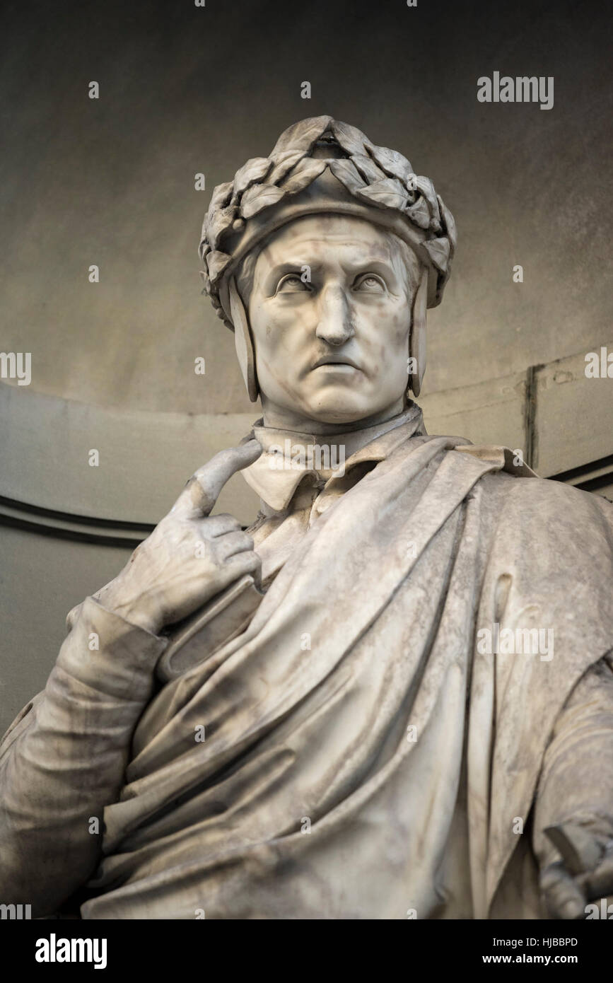 Firenze. L'Italia. Statua di Dante Alighieri (ca. 1265-1321), poeta italiano, la Galleria degli Uffizi. Foto Stock