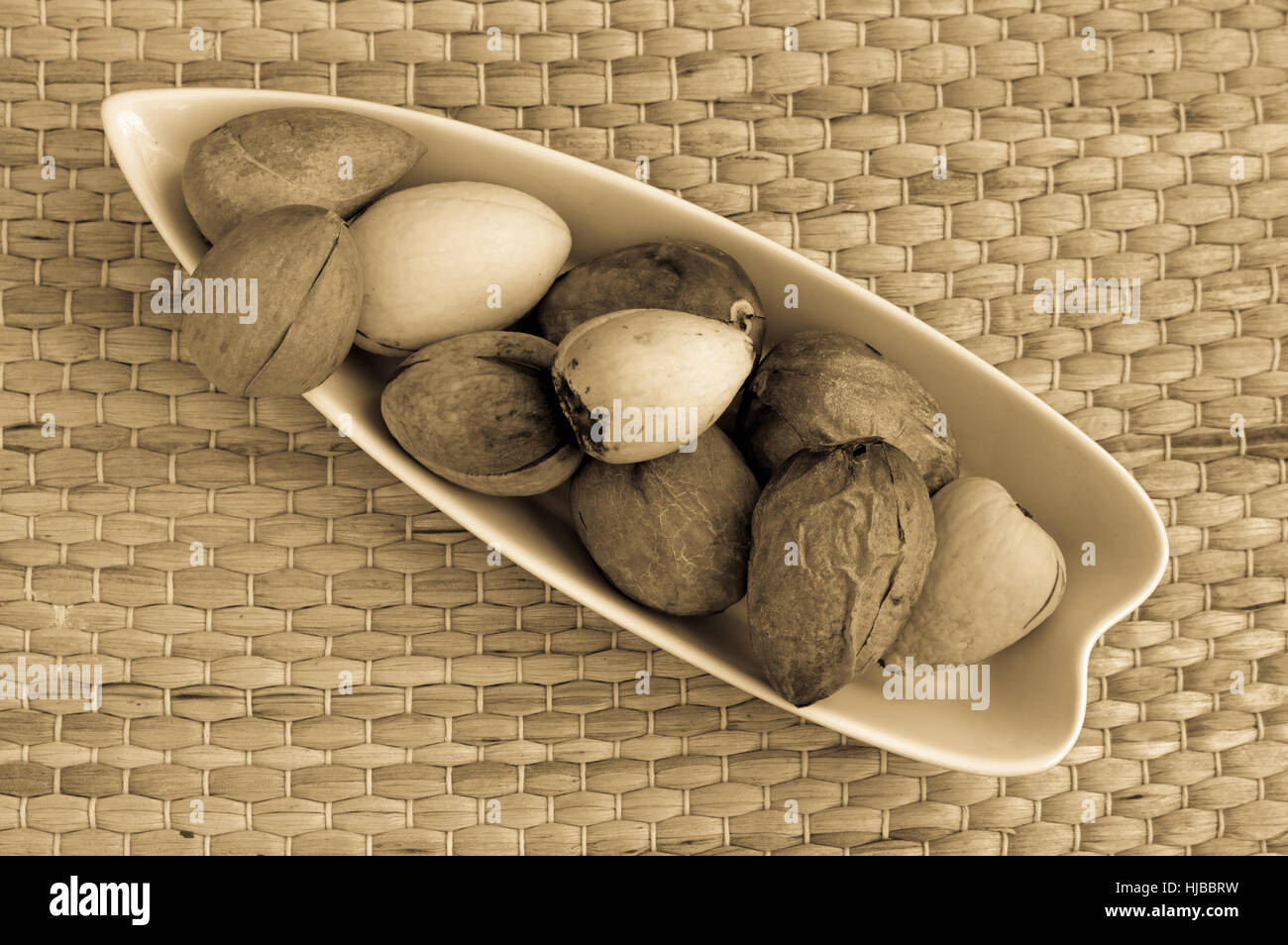 Gruppo di semi di Avocado servito in una piastra Foto Stock