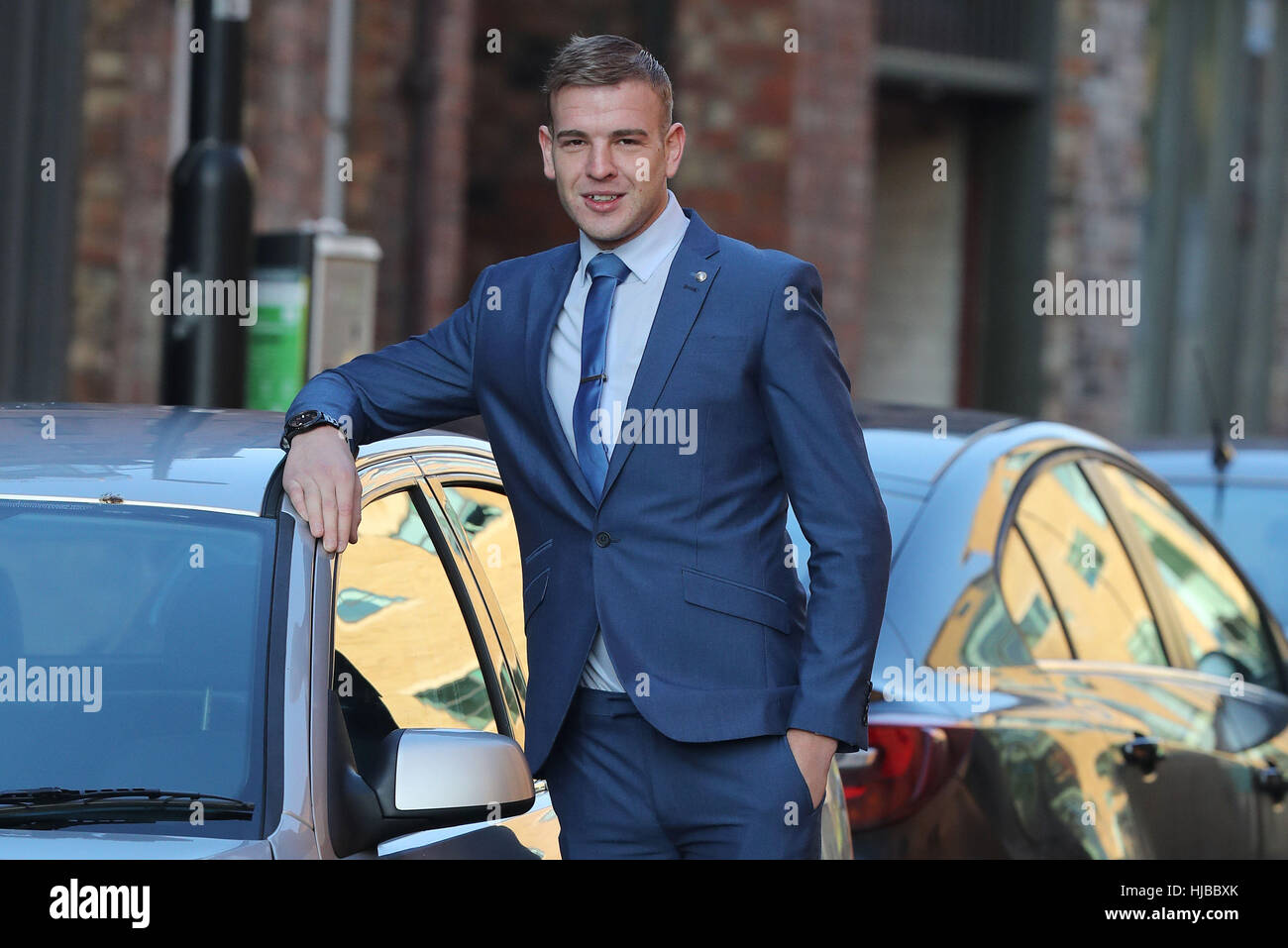 6ft 7in Adam Elliott a Newcastle Crown Court dove egli nega alla guida della sua Ford Ka in Gateshead e attraverso il Tyne Bridge mentre in piedi. Foto Stock