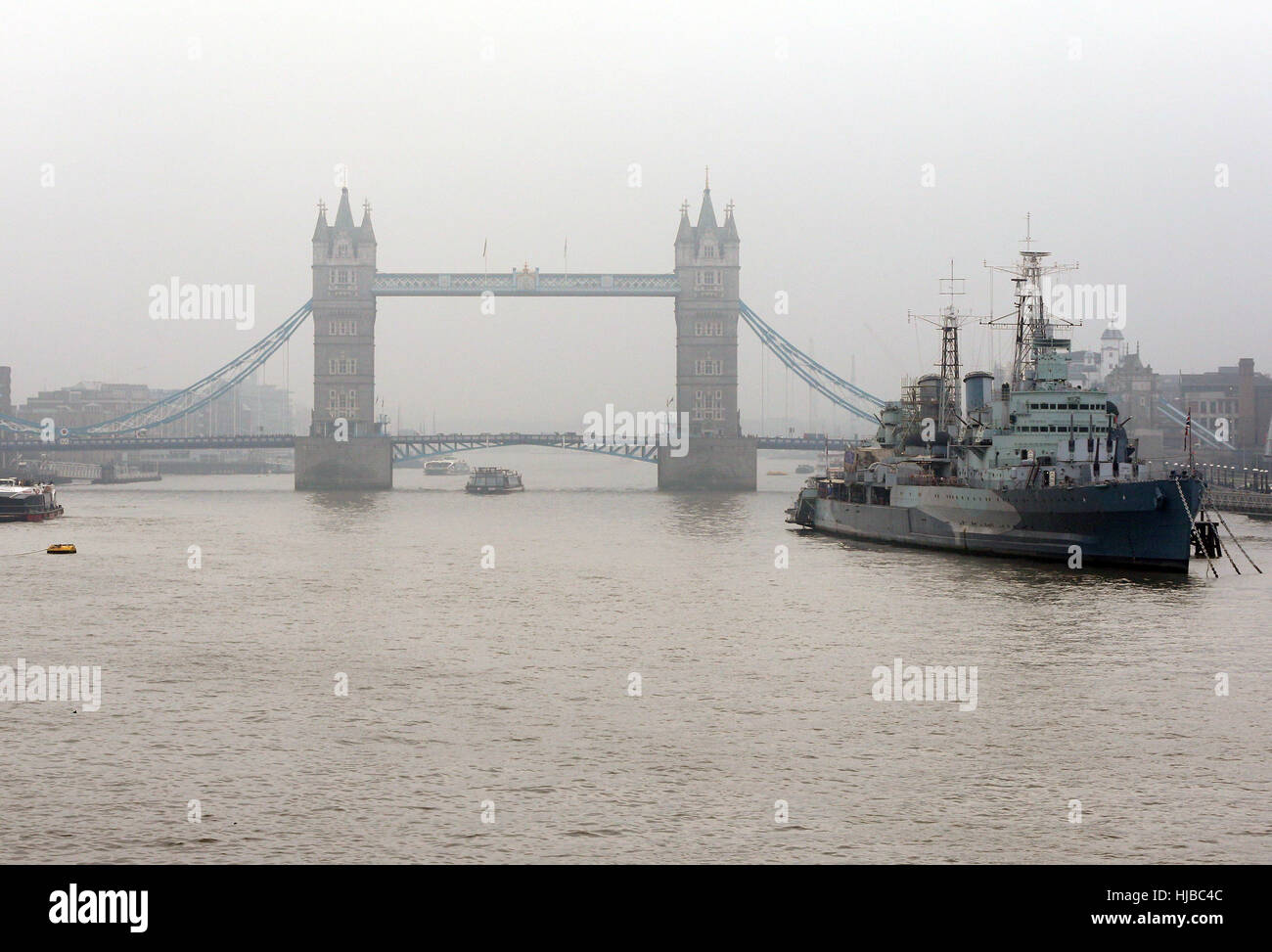Il Tower Bridge è avvolta nella nebbia come nebbia fitta causato interruzioni di viaggio attraverso il sud dell'Inghilterra, con migliaia di passeggeri aerei rivolta verso le cancellazioni e ritardi. Foto Stock