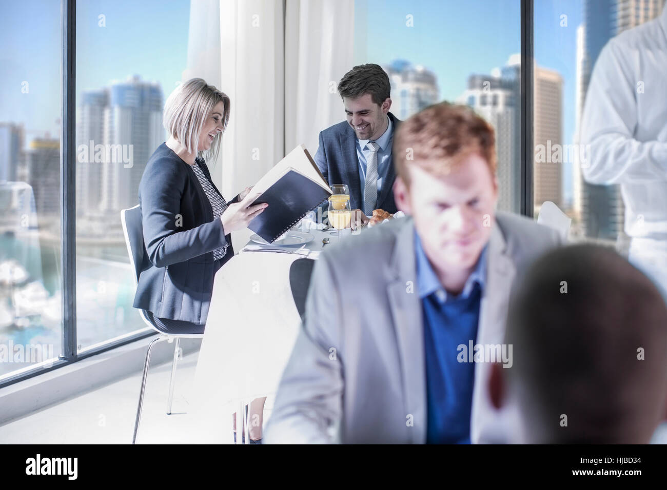 Imprenditore e la donna leggendo il menu della prima colazione in hotel Ristorante Foto Stock