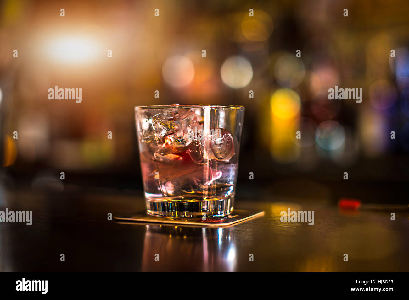 Bevanda ghiacciata in tumbler su public house counter Foto Stock
