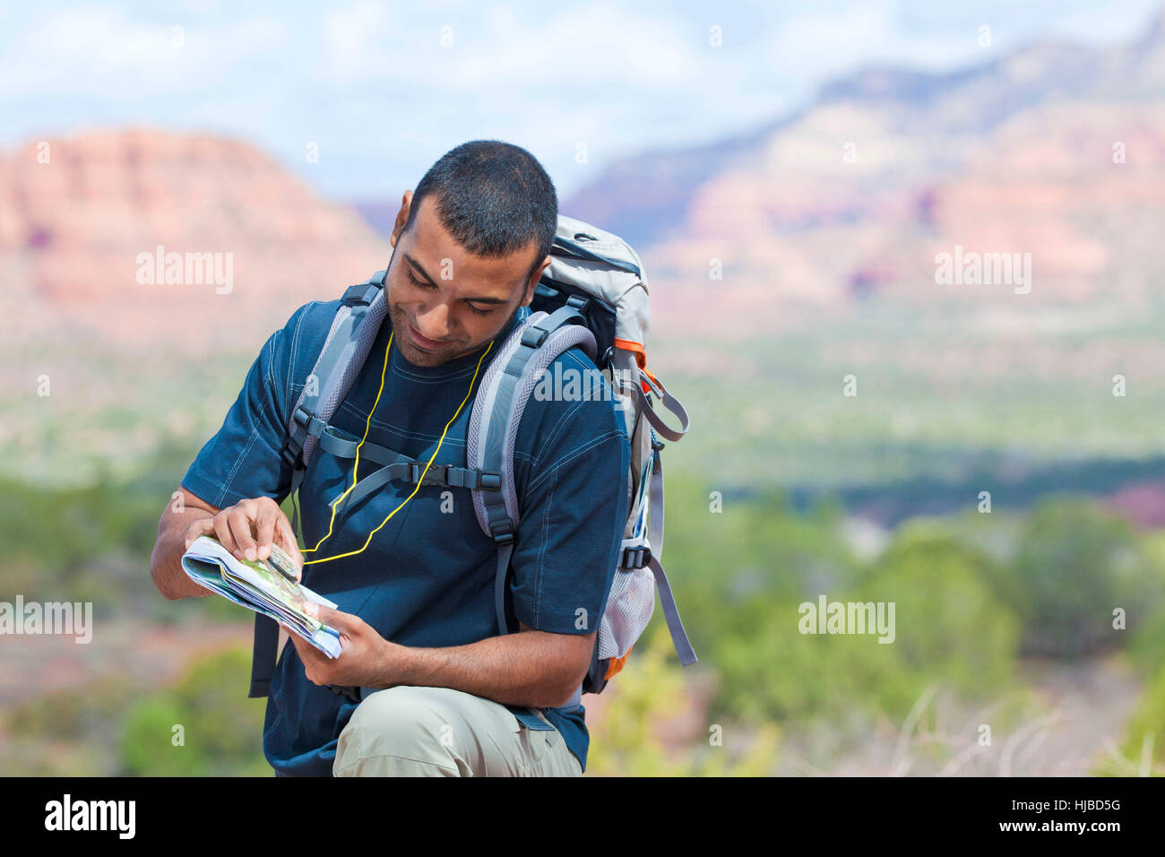 Giovane maschio escursionista guardando la mappa, Sedona, in Arizona, Stati Uniti d'America Foto Stock