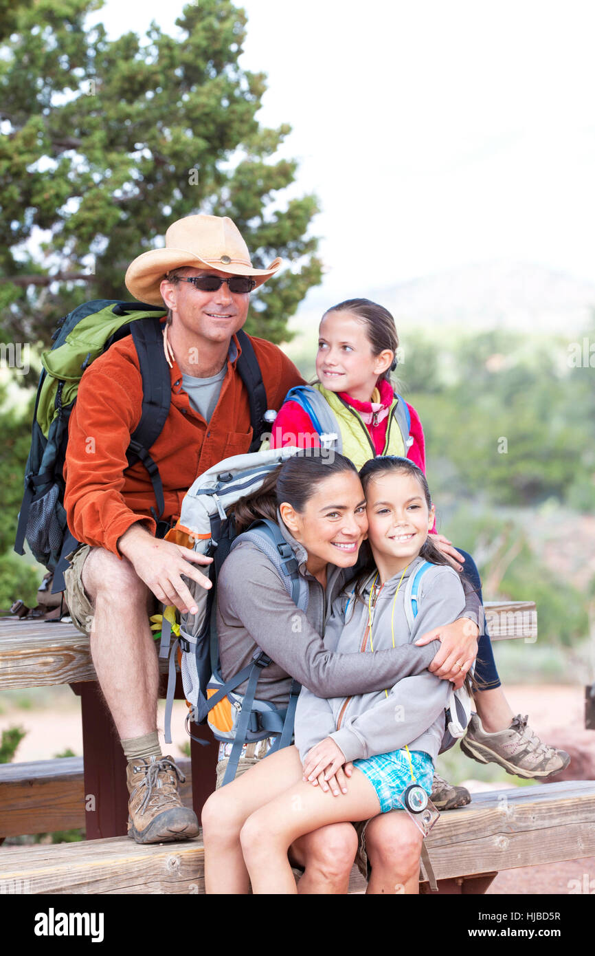 Ritratto di escursionismo giovane e le sue due figlie, Sedona, in Arizona, Stati Uniti d'America Foto Stock