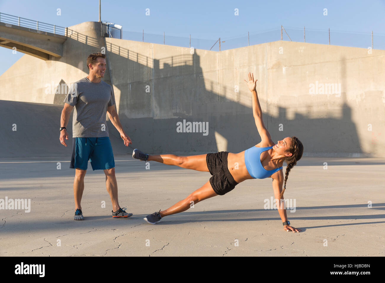 Atleta maschio aiutando un amico con allenamento, Van Nuys, CALIFORNIA, STATI UNITI D'AMERICA Foto Stock