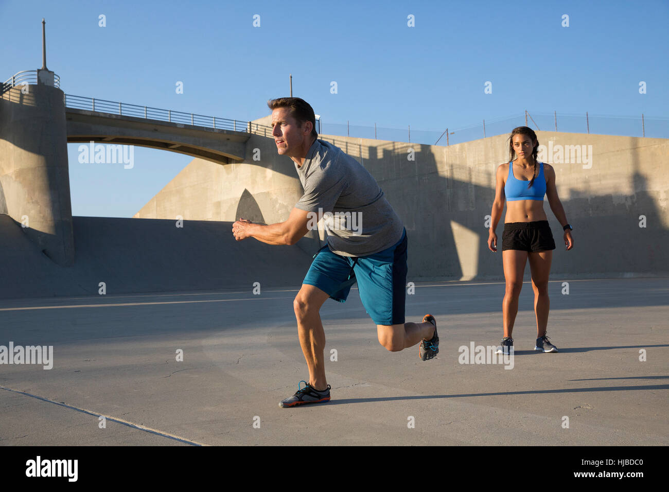 Atleta maschio esercita, Van Nuys, CALIFORNIA, STATI UNITI D'AMERICA Foto Stock