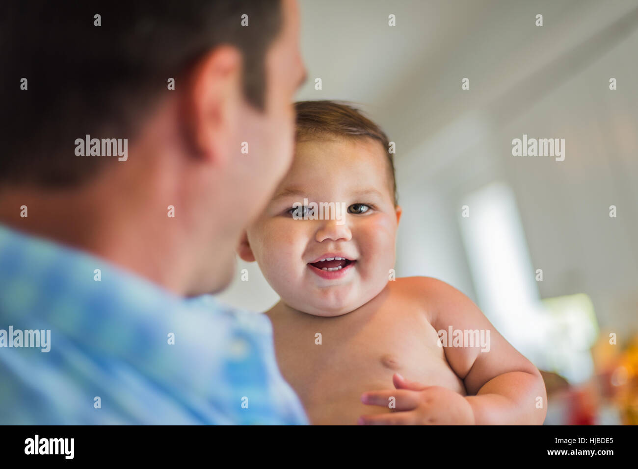 Padre giocando con il bambino nelle braccia Foto Stock