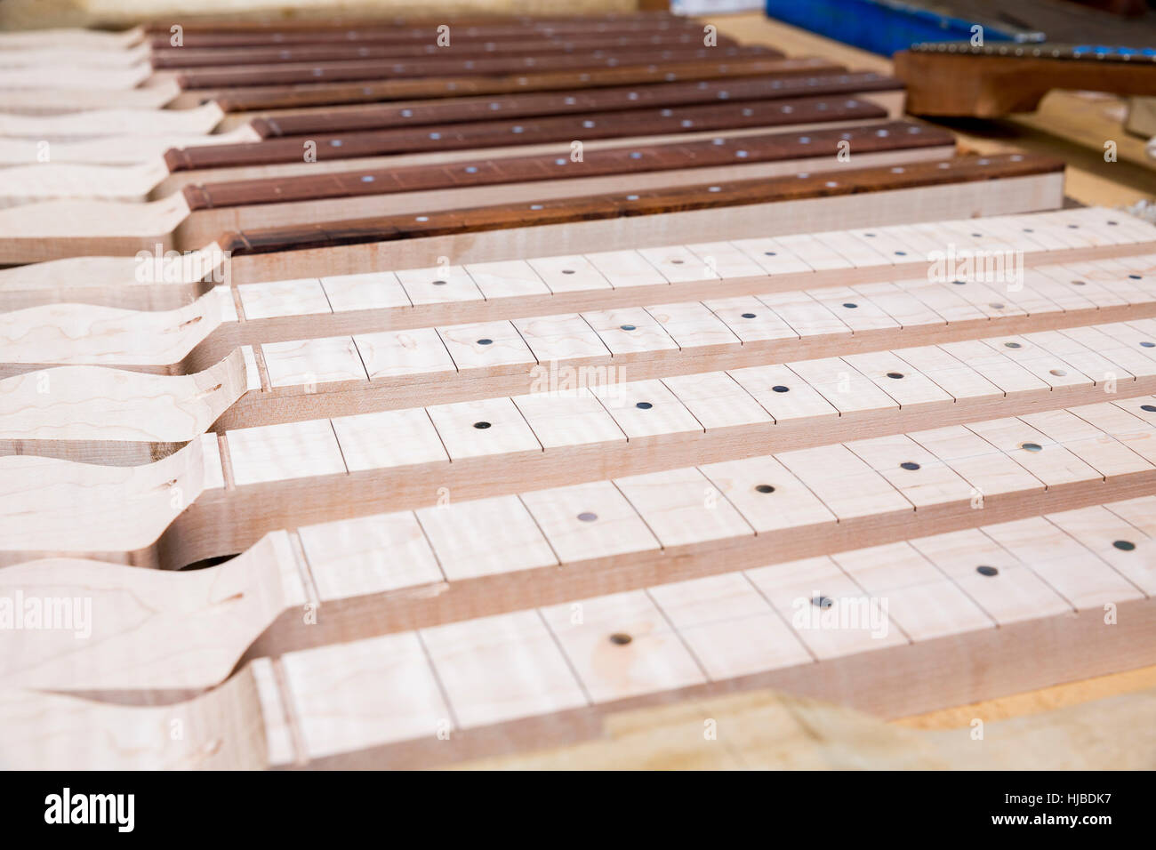 Colli di chitarre in officina Foto Stock
