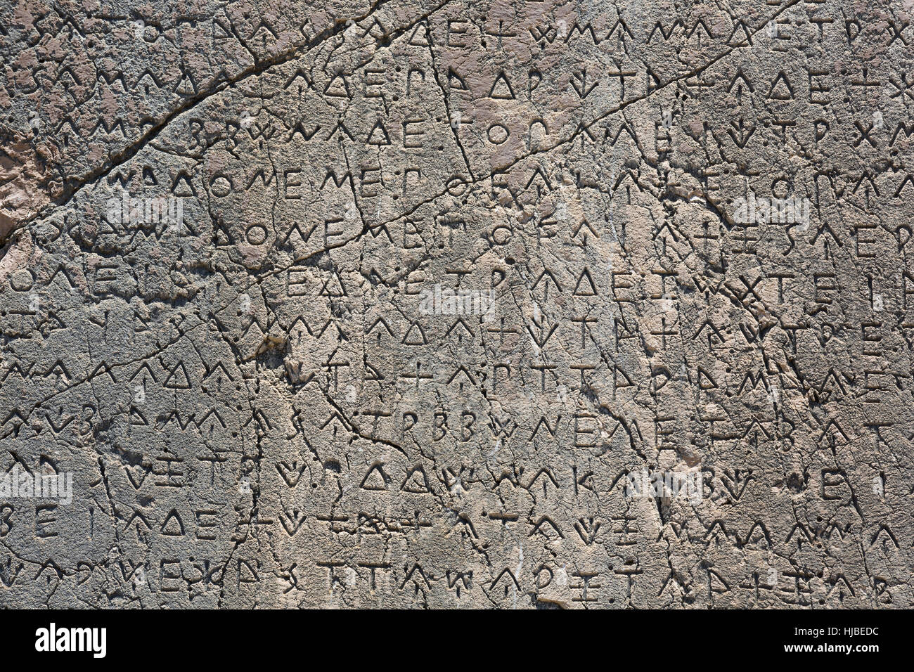 Vista macro di script sul pilastro inscritto in Xanthos antica città, Antalya, Turchia Foto Stock