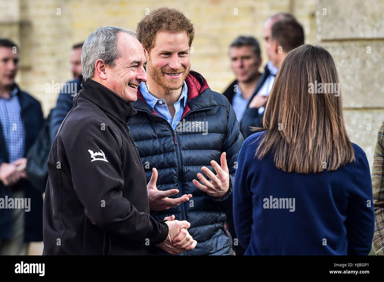 Il principe Harry incontra il direttore del recupero David Richmond e CEO Melanie acque durante una visita ad un aiuto per gli eroi del Centro di recupero a Tedworth House di Tidworth, Wiltshire, dove ha imparato di più circa la salute mentale di sostegno dei veterani militari stanno ricevendo. Foto Stock