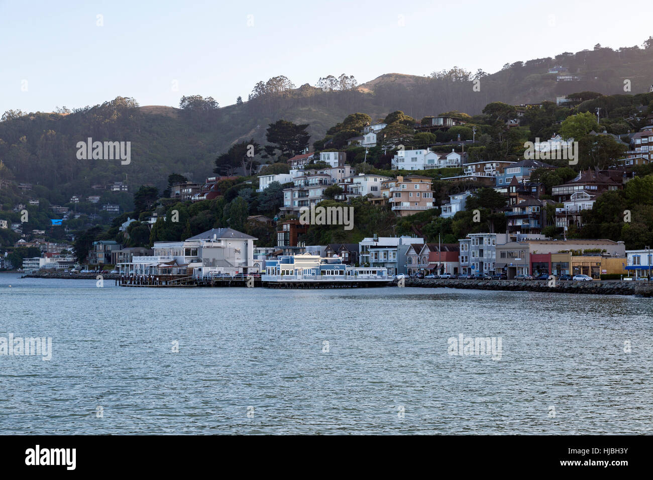 Hill con case sull'acqua in Sausalito in California. La baia di San Francisco quartiere su una collina Foto Stock