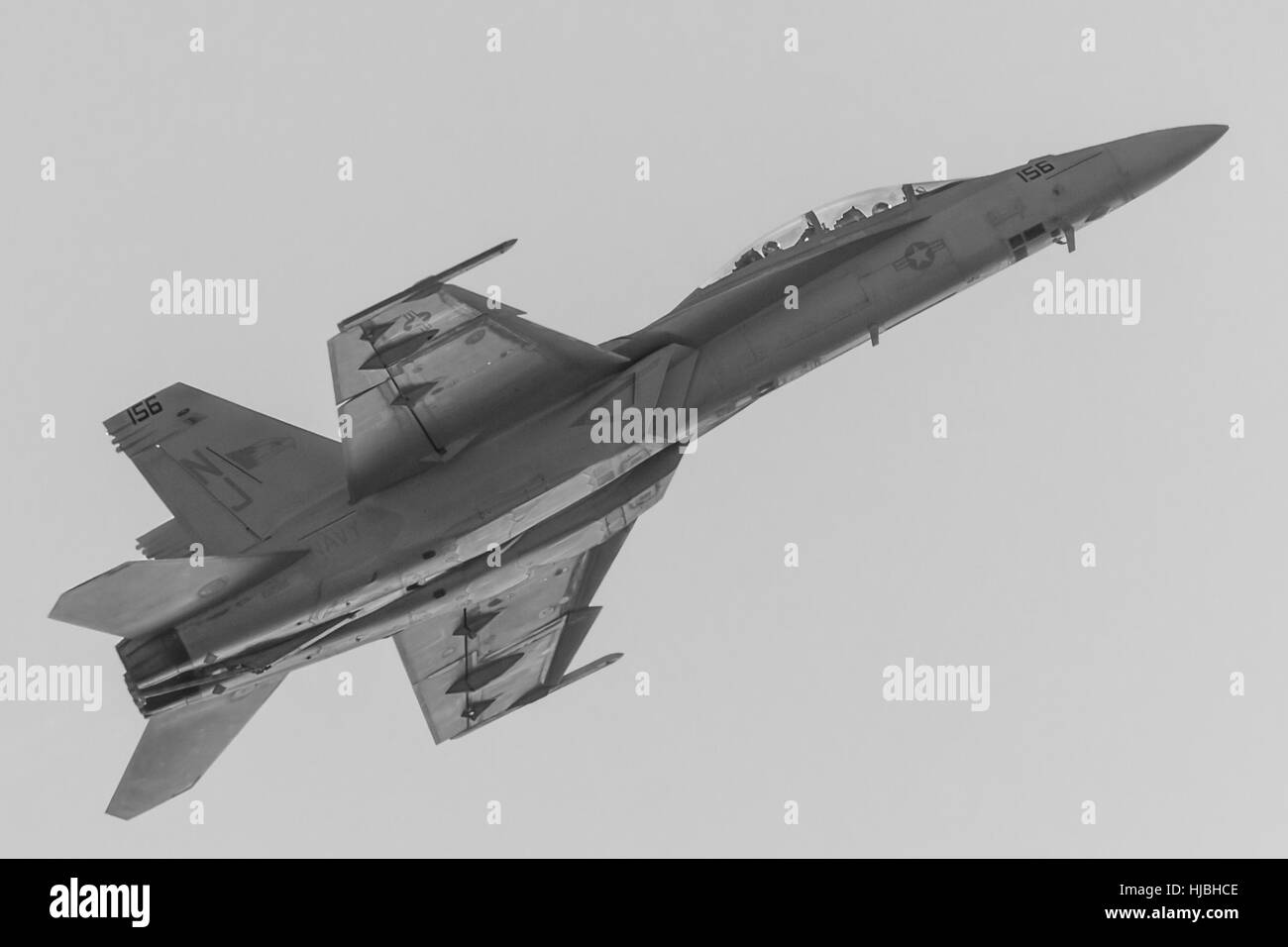 F-18 fighter jet facendo una foto passare durante l'Huntington Beach Airshow di ottobre 2016, Huntington Beach - California Foto Stock