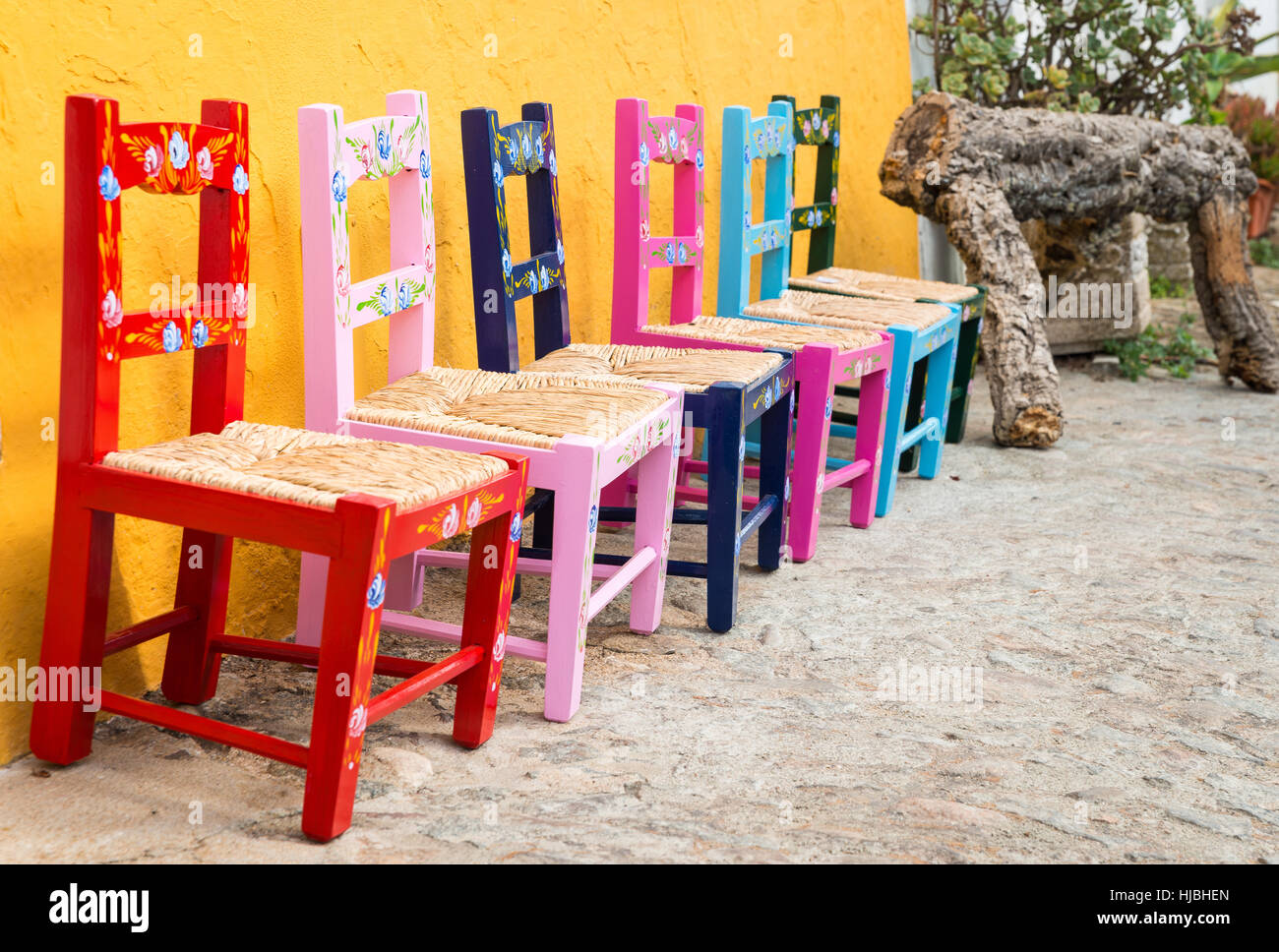 Di età compresa tra i colorati ornamentali sedia in legno Foto Stock