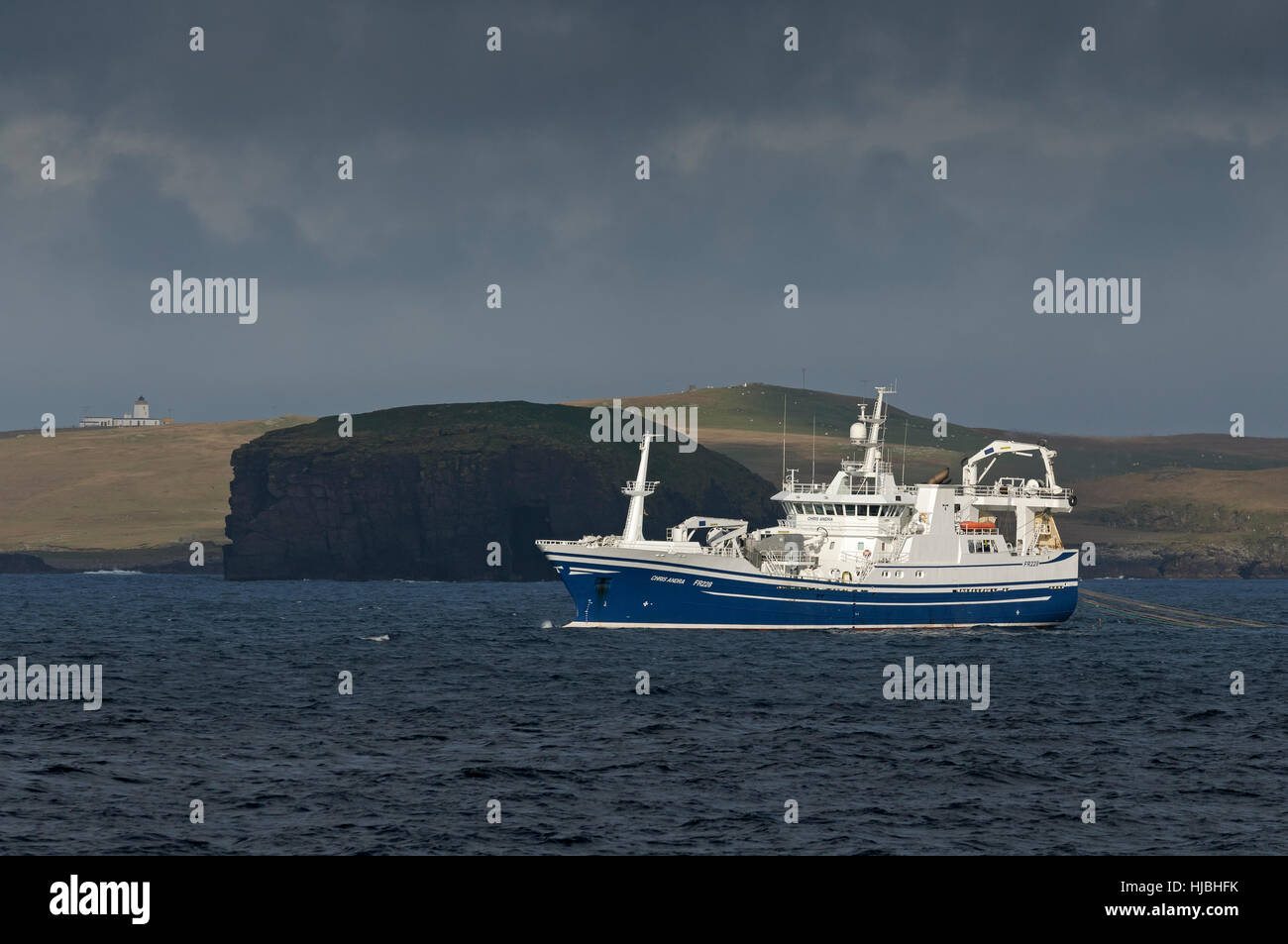 Fraserburgh pescherecci con reti da traino pelagiche "Chris Andra" Pesca dello sgombro da Eshaness sulla costa occidentale delle Isole Shetland. Ottobre 2012. Foto Stock