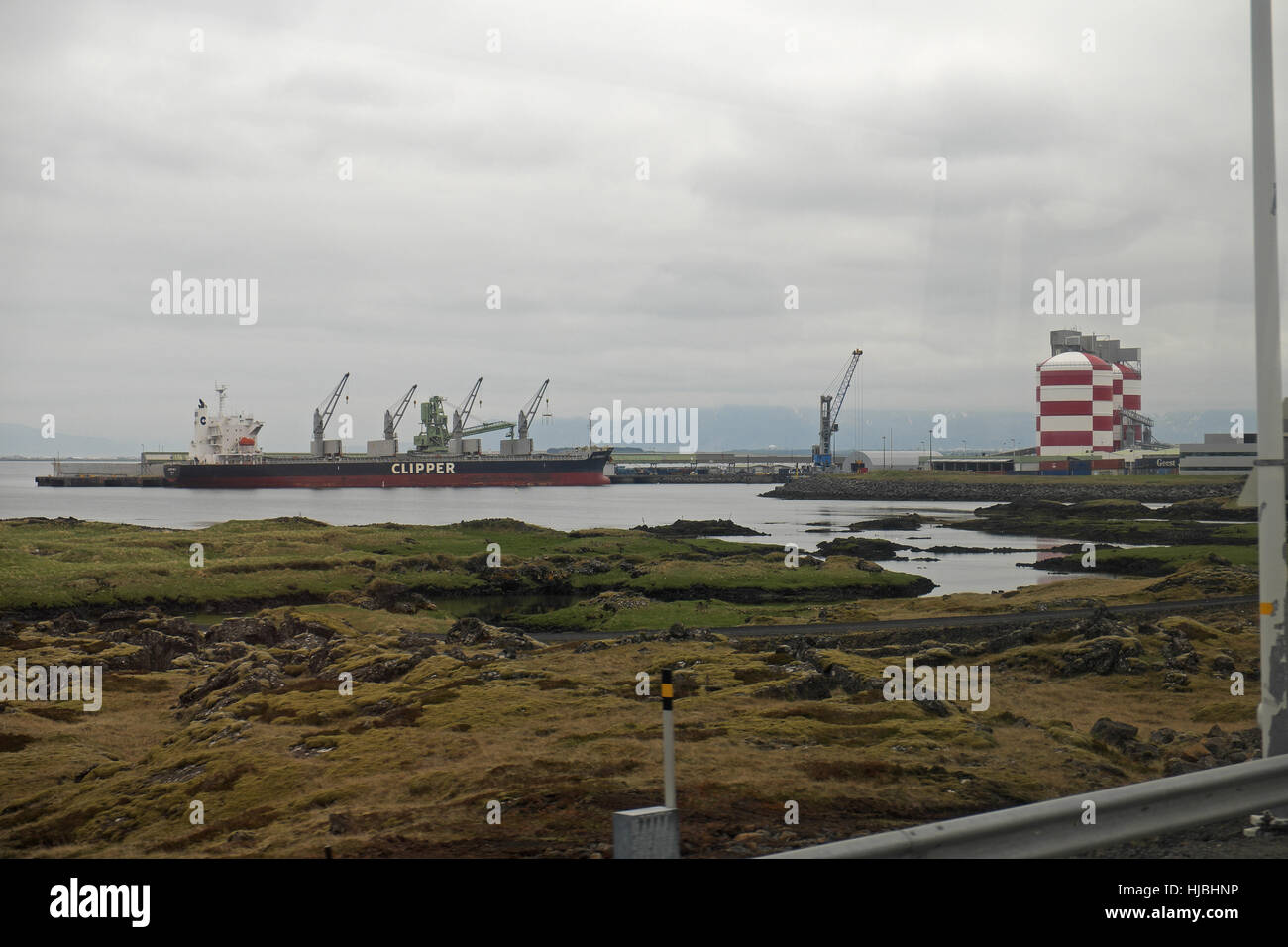 Portarinfuse lo scarico & silos a una fonderia impianto alimentato da energia geotermica, penisola di Reykjanes, a sud di Reykjavik, Islanda Foto Stock