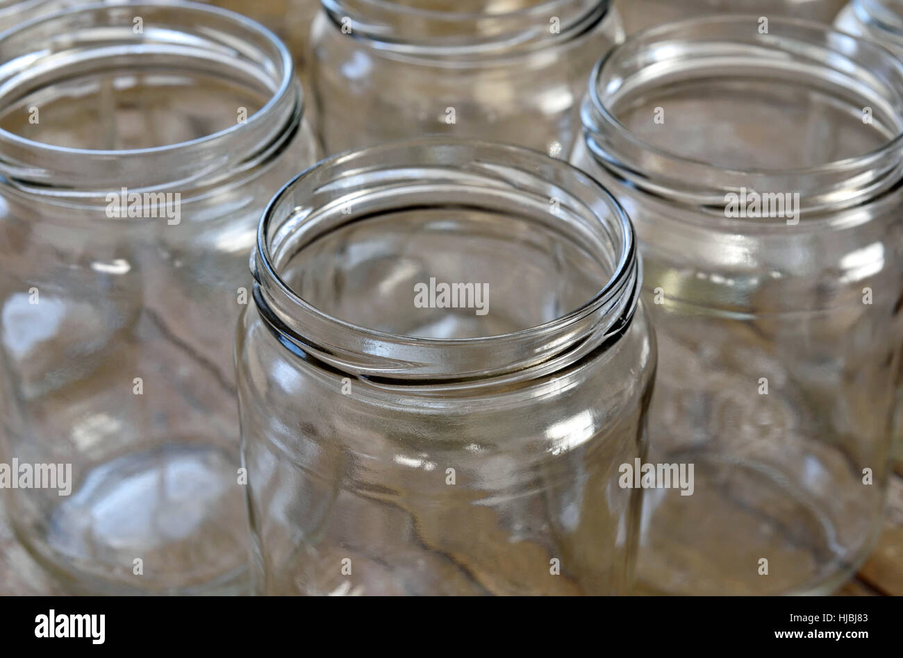 Pulire dei vasetti di vetro per il riutilizzo o il riciclaggio Foto Stock
